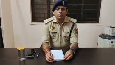 ।
🔥 बड़ी खबर | चित्रकूट
मजदूरी के रुपये मांगना पड़ा भारी! कथित मारपीट के बाद मजदूर की मौत, परिजनों ने लगाए गंभीर आरोप
चित्रकूट। मानिकपुर थाना क्षेत्र के ग्राम पंचायत ऊंचाडीह में एक मजदूर की मौत के बाद मामला चर्चा का विषय बना हुआ है। मृतक की पहचान प्रकाश उर्फ गुंडा कोल (पुत्र चुन्नीलाल) के रूप में हुई है। परिजनों का आरोप है कि मजदूरी का बकाया भुगतान मांगने पर गांव के ही एक व्यक्ति ने उसके साथ कथित रूप से मारपीट की, जिससे वह गंभीर रूप से घायल हो गया। उपचार के दौरान जिला अस्पताल में उसकी मृत्यु हो गई।
परिजनों के अनुसार, घटना आधी रात के दौरान हुई। घायल प्रकाश को पहले मानिकपुर अस्पताल ले जाया गया, जहां से हालत गंभीर होने पर जिला अस्पताल रेफर किया गया। इलाज के दौरान उसकी मौत हो गई।
परिवार का कहना है कि मृतक कुछ माह पहले गांव के ही एक व्यक्ति के साथ ईंट-भट्ठे पर मजदूरी करने गया था। काम पूरा होने के बाद मजदूरी के रुपये मांगने को लेकर विवाद हुआ, जिसके बाद उसके साथ कथित रूप से मारपीट की गई।
परिजनों ने यह भी आरोप लगाया है कि घटना के बाद पुलिस ने उनकी तहरीर पर तत्काल कार्रवाई नहीं की। वहीं, उन्होंने पोस्टमार्टम प्रक्रिया में भी विलंब होने की बात कही है। इन आरोपों की स्वतंत्र पुष्टि नहीं हो सकी है।
घटना के बाद गांव में आक्रोश का माहौल है। परिजनों और ग्रामीणों ने मामले की निष्पक्ष जांच, दोषियों की शीघ्र गिरफ्तारी, पुलिस की भूमिका की जांच तथा मृतक के परिवार को आर्थिक सहायता देने की मांग की है।
वहीं, अपर पुलिस अधीक्षक चित्रकूट श्री पीयूषकांत राय ने बताया कि मजदूरी के पैसों को लेकर हुए विवाद में घायल व्यक्ति की उपचार के दौरान मृत्यु हुई है। पुलिस ने शव को पोस्टमार्टम के लिए भेज दिया है और मामले में प्राप्त तहरीर एवं साक्ष्यों के आधार पर विधिक कार्रवाई की जा रही है। पुलिस सभी पहलुओं की निष्पक्ष जांच कर रही है।