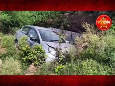 सड़क पर अचानक कुत्ता आने से खंदक में गिरी कार, मां-बेटा घायल
पीलिया की दवा लेने जा रहे थे कन्हरी गांव, गंभीर घायल युवक मेडिकल कॉलेज रेफर
कोंच। उरई-कोंच मार्ग पर मंगलवार को एक कार सड़क पर अचानक आए कुत्ते को बचाने के प्रयास में अनियंत्रित होकर सड़क किनारे खंदक में जा गिरी। हादसे में कार सवार मां-बेटा घायल हो गए। स्थानीय लोगों ने तुरंत राहत कार्य करते हुए दोनों को बाहर निकाला और अस्पताल पहुंचाया।
प्राप्त जानकारी के अनुसार उरई निवासी 35 वर्षीय मनमीत सिंह अपनी मां के साथ नदीगांव थाना क्षेत्र के ग्राम कन्हरी पीलिया की दवा लेने जा रहे थे। जैसे ही उनकी कार ग्राम पड़री स्थित आशीर्वाद क्लब के पास पहुंची, तभी अचानक एक कुत्ता सड़क पर आ गया। उसे बचाने के प्रयास में चालक का वाहन से नियंत्रण हट गया और कार सड़क किनारे खंदक में उतर गई।
हादसे में कार के शीशे से सिर टकराने के कारण मां और बेटे दोनों को चोटें आईं। मनमीत सिंह के सिर में गंभीर चोट लगने से उनकी हालत चिंताजनक बताई गई, जबकि उनकी मां को मामूली चोटें आईं। राहगीरों ने बिना देर किए दोनों को सामुदायिक स्वास्थ्य केंद्र कोंच पहुंचाया। प्राथमिक उपचार के बाद चिकित्सकों ने मनमीत सिंह की गंभीर स्थिति को देखते हुए उन्हें बेहतर इलाज के लिए राजकीय मेडिकल कॉलेज उरई रेफर कर दिया।
#orai #jalaun #konch #kalpi #madhaugadh