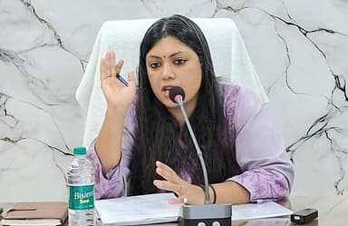 जिलाधिकारी की अध्यक्षता में बैंकों के क्षेत्रीय प्रबंधकों एवं जिला समन्वयकों के साथ समीक्षा बैठक सम्पन्न*
*लंबित आवेदनों के शीघ्र निस्तारण एवं सीडी रेशियो बढ़ाने के दिए निर्देश*
कलेक्ट्रेट सभागार में जिलाधिकारी की अध्यक्षता में बैंकों के क्षेत्रीय प्रबंधकों एवं जिला समन्वयकों के साथ समीक्षा बैठक आयोजित की गई। बैठक में मुख्यमंत्री युवा उद्यमी विकास योजना, पीएम सूर्य घर योजना, राष्ट्रीय ग्रामीण आजीविका मिशन सहित विभिन्न जनकल्याणकारी योजनाओं में लंबित आवेदनों की प्रगति की समीक्षा की गई।
मुख्यमंत्री युवा उद्यमी विकास योजना की समीक्षा करते हुए जिलाधिकारी ने कहा कि शासन की मंशा के अनुरूप सभी बैंक पात्र व्यक्तियों के ऋण आवेदनों का प्राथमिकता के आधार पर समयबद्ध निस्तारण एवं स्वीकृति सुनिश्चित करें, ताकि अधिक से अधिक युवाओं को स्वरोजगार के अवसर उपलब्ध हो सकें। उन्होंने निर्देश दिए कि जिन बैंक शाखाओं द्वारा 15 से कम ऋण आवेदन स्वीकृत किए गए हैं, उनकी सूचना शासन को भी उपलब्ध कराई जाए।
सीडी रेशियो की समीक्षा के दौरान जिलाधिकारी ने सभी बैंकों के क्षेत्रीय प्रबंधकों एवं जिला समन्वयकों को ऋण वितरण में तेजी लाने तथा भारतीय रिजर्व बैंक के मानकों के अनुरूप जनपद का सीडी रेशियो बढ़ाने के लिए प्रभावी कार्ययोजना बनाकर कार्य करने के निर्देश दिए। उन्होंने कहा कि जिन बैंकों का प्रदर्शन निर्धारित लक्ष्य के अनुरूप नहीं रहेगा, उनके साथ अलग से समीक्षा बैठक आयोजित की जाए।
पीएम सूर्य घर योजना की समीक्षा करते हुए जिलाधिकारी ने निर्देश दिए कि योजना के अंतर्गत प्राप्त सभी पात्र आवेदनों का त्वरित एवं समयबद्ध निस्तारण सुनिश्चित किया जाए। उन्होंने कहा कि बैंक एवं संबंधित विभाग आपसी समन्वय स्थापित करते हुए लंबित प्रकरणों का शीघ्र निस्तारण करें, ताकि अधिक से अधिक पात्र परिवारों को योजना का लाभ मिल सके।
राष्ट्रीय ग्रामीण आजीविका मिशन की समीक्षा के दौरान जिलाधिकारी ने स्वयं सहायता समूहों के खाते प्राथमिकता के आधार पर खोलने तथा उन्हें आवश्यकता के अनुरूप ऋण उपलब्ध कराने के निर्देश दिए। उन्होंने कहा कि स्वयं सहायता समूहों को आर्थिक रूप से सशक्त बनाने के उद्देश्य से बैंक योजनाओं में पूरी सक्रियता के साथ सहयोग करें, जिससे महिलाओं की आजीविका और स्वरोजगार को बढ़ावा मिल सके।
बैठक के दौरान जिलाधिकारी ने निर्देश दिए कि शासन की सभी जनकल्याणकारी योजनाओं का लाभ पात्र लाभार्थियों तक समयबद्ध रूप से पहुंचाया जाए। लाभार्थियों से प्राप्त लंबित आवेदनों का प्राथमिकता के आधार पर शीघ्र निस्तारण सुनिश्चित करते हुए निर्धारित लक्ष्यों की शत-प्रतिशत पूर्ति की जाए।
बैठक में मुख्य विकास अधिकारी भाल चंद्र त्रिपाठी, मुख्य चिकित्सा अधिकारी डॉ. मदन मोहन मणि त्रिपाठी, उपायुक्त उद्योग पंकज निर्वाण, जिला समाज कल्याण अधिकारी सतीश कुमार, जिला पंचायत राज अधिकारी संतोष सिंह, जिला अल्पसंख्यक कल्याण अधिकारी आशीष कुमार, संबंधित बैंकों के क्षेत्रीय प्रबंधक एवं जिला समन्वयक, अग्रणी जिला प्रबंधक, विभिन्न बैंकों के प्रतिनिधि तथा अन्य अधिकारी उपस्थित रहे।
सौजन्य से सूचना विभाग, गौतमबुद्धनगर।