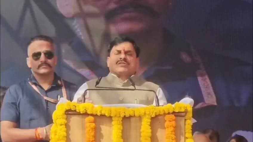 UCC पर CM मोहन यादव का बड़ा ऐलान, बोले- "रामचंद्र एक शादी करता है, तो रहीम से भी एक ही शादी की अपेक्षा
वर्षाकालीन विधानसभा सत्र में UCC विधेयक लाने की तैयारी
"सभी नागरिकों के लिए समान कानून" लागू करने की दिशा में सरकार आगे
10 लाख से अधिक लोगों के सुझावों के आधार पर तैयार हुआ मसौदा
कांग्रेस पर वोट बैंक की राजनीति का आरोप
मध्य प्रदेश के मुख्यमंत्री डॉ. मोहन यादव ने समान नागरिक संहिता यानी UCC को लेकर बड़ा बयान दिया है। मुख्यमंत्री ने कहा कि अगर रामचंद्र एक शादी करता है, तो रहीम से भी एक ही शादी की अपेक्षा की जा सकती है। उन्होंने स्पष्ट किया कि प्रदेश सरकार वर्षाकालीन विधानसभा सत्र में UCC विधेयक लाने की तैयारी कर रही है।
मुख्यमंत्री डॉ. मोहन यादव ने कहा कि समान नागरिक संहिता का उद्देश्य सभी नागरिकों के लिए समान कानून सुनिश्चित करना है। उन्होंने कहा कि मुस्लिम महिलाओं सहित सभी महिलाओं को समान अधिकार और न्याय मिलना चाहिए।
सीएम ने बताया कि सरकार ने पारदर्शिता बनाए रखने के लिए सुप्रीम कोर्ट के एक पूर्व न्यायाधीश की अध्यक्षता में समिति गठित की थी। समिति ने प्रदेशभर में व्यापक जनसंवाद कर 10 लाख से अधिक नागरिकों के सुझाव प्राप्त किए, जिनके आधार पर विधेयक का मसौदा तैयार किया गया है।
मुख्यमंत्री ने कांग्रेस पर निशाना साधते हुए आरोप लगाया कि पार्टी संवेदनशील मुद्दों पर वोट बैंक की राजनीति करती रही है। उन्होंने कहा कि भोजशाला मामले में सरकार न्यायालय के निर्णय का सम्मान करेगी और UCC को लेकर प्रदेश सरकार अपने संकल्प पर आगे बढ़ रही है।
अब सभी की नजरें मध्य प्रदेश विधानसभा के वर्षाकालीन सत्र पर टिकी हैं, जहां सरकार समान नागरिक संहिता विधेयक पेश कर सकती है। यदि यह विधेयक पारित होता है, तो मध्य प्रदेश UCC लागू करने वाले राज्यों की सूची में शामिल हो जाएगा।
#UCC #UniformCivilCode #MohanYadav #MadhyaPradesh #MPAssembly #BreakingNews #NationalNews #PoliticalNews #OneNationOneLaw #Halchal24News #TrendingNews #IndiaNews