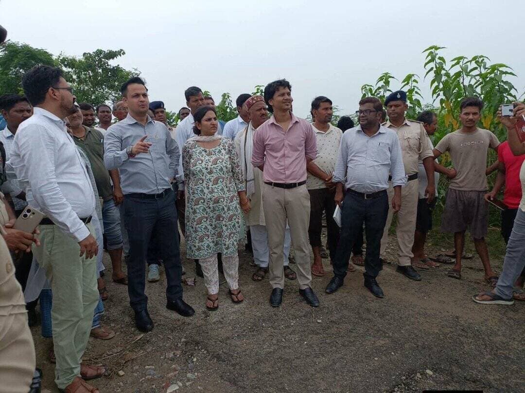 जिलाधिकारी, आनंद शर्मा ने घोघरडीहा प्रखंड के परसा हॉल्ट के समीप भुतही बलान नदी के बांध कटाव स्थल एवं मधेपुर प्रखंड के रहुआ संग्राम से जानकी नगर तक जानेवाली सड़क पर हुए जलजमाव का किया निरीक्षण।
#MadhubaniFirst https://t.co/ucA65uGDTP