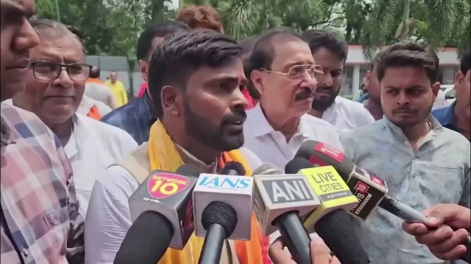 बांकीपुर विधानसभा से भाजपा प्रत्यासी दावा कर रहे हैं कि वे अपने नितिन भइया ( राष्ट्रीय अध्यक्ष ) को जिताते रहे हैं और अब स्वयं मैदान में है मगर " कार्य " और " कार " में फर्क महसूस नही कर पा रहे हैं..
#Bharatcrimelivenews
#viral #navvani #followers