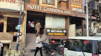 वाराणसी के मंडुवाडीह चौराहे के समीप स्थित एक होटल में पुलिस ने की छापेमारी. हिरासत में ली गईं तीन युवतियां #Chandauli #varanasi #viralreelsfacebook