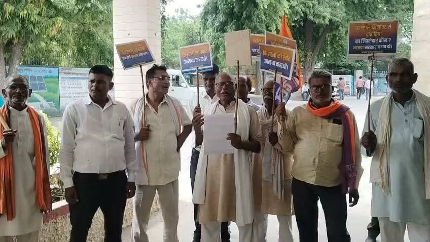 फतेहपुर में अपना दल (कमेरावादी) का धरना, छह सूत्रीय मांगों को लेकर राज्यपाल के नाम ज्ञापन
खाद, सिंचाई, बिजली और महिलाओं की सुरक्षा समेत जनहित के मुद्दे उठाए
मांगें पूरी न होने पर आंदोलन तेज करने की चेतावनी
✒️रिपोर्ट अजय श्रीवास्तव
फतेहपुर। प्रदेशव्यापी आंदोलन के क्रम में मंगलवार को अपना दल (कमेरावादी) के कार्यकर्ताओं ने जिला मुख्यालय पर एक दिवसीय धरना-प्रदर्शन किया। प्रदर्शन के बाद राज्यपाल के नाम संबोधित छह सूत्रीय ज्ञापन जिलाधिकारी के माध्यम से सौंपते हुए किसानों, महिलाओं और आम जनता से जुड़े विभिन्न मुद्दों पर शीघ्र कार्रवाई की मांग की गई।
फतेहपुर। अपना दल (कमेरावादी) ने मंगलवार को जिला मुख्यालय पर एक दिवसीय धरना-प्रदर्शन कर प्रदेश सरकार का ध्यान किसानों और आम जनता की समस्याओं की ओर आकर्षित करने का प्रयास किया। प्रदर्शन के उपरांत पार्टी प्रतिनिधिमंडल ने राज्यपाल के नाम संबोधित छह सूत्रीय ज्ञापन जिलाधिकारी को सौंपा।
ज्ञापन में किसानों के लिए समय पर पर्याप्त मात्रा में खाद एवं उर्वरक उपलब्ध कराने, खाद की कालाबाजारी और जमाखोरी पर प्रभावी रोक लगाने की मांग की गई। इसके अलावा पेट्रोल एवं डीजल में इथेनॉल मिश्रण से उत्पन्न हो रही कथित समस्याओं पर नियंत्रण और गुणवत्ता सुनिश्चित करने की भी मांग उठाई गई।
पार्टी ने धान की रोपाई के मौसम को देखते हुए नहरों के टेल तक पानी पहुंचाने, खराब पड़े सरकारी नलकूपों की शीघ्र मरम्मत कराने तथा किसानों को निर्बाध सिंचाई सुविधा उपलब्ध कराने की आवश्यकता पर जोर दिया। साथ ही नियमित बिजली आपूर्ति, पर्याप्त वोल्टेज और अनावश्यक विद्युत कटौती पर रोक लगाने की मांग भी ज्ञापन में शामिल रही।
महिलाओं के विरुद्ध बढ़ते अपराधों पर चिंता व्यक्त करते हुए संगठन ने कानून-व्यवस्था को और प्रभावी बनाने तथा महिलाओं की सुरक्षा सुनिश्चित करने की मांग की। पार्टी ने कहा कि यदि जनहित से जुड़े इन मुद्दों पर शीघ्र निर्णय नहीं लिया गया तो आंदोलन को और व्यापक बनाया जाएगा।
धरना-प्रदर्शन का नेतृत्व जिलाध्यक्ष विद्या प्रसाद पटेल ने किया। इस दौरान पार्टी के कई पदाधिकारी एवं कार्यकर्ता उपस्थित रहे।
लोकतांत्रिक व्यवस्था में ज्ञापन और शांतिपूर्ण धरना जनप्रतिनिधियों एवं संगठनों द्वारा अपनी मांगें सरकार तक पहुंचाने का संवैधानिक माध्यम है। अब यह देखना होगा कि ज्ञापन में उठाए गए मुद्दों पर संबंधित विभाग और शासन क्या निर्णय लेते हैं।
🟥 ND NEWS | दैनिक निष्पक्ष धारा की अपील
एनडी न्यूज़ एवं दैनिक निष्पक्ष धारा शासन एवं प्रशासन से अपील करता है कि किसानों, महिलाओं और जनहित से जुड़े मुद्दों पर संवेदनशीलता के साथ विचार करते हुए समयबद्ध कार्रवाई सुनिश्चित की जाए। वहीं सभी सामाजिक एवं राजनीतिक संगठनों से भी अपील है कि लोकतांत्रिक एवं शांतिपूर्ण तरीके से अपनी बात रखें और जनहित को सर्वोच्च प्राथमिकता दें।
जनहित में सुझाव
किसानों को समय पर खाद, सिंचाई और बिजली उपलब्ध कराई जाए।
महिलाओं की सुरक्षा से जुड़े मामलों का त्वरित निस्तारण सुनिश्चित किया जाए।
जनसमस्याओं के समाधान के लिए प्रशासन और जनप्रतिनिधियों के बीच नियमित संवाद हो।
शिकायतों के लिए नागरिक अधिकृत पोर्टल और प्रशासनिक माध्यमों का उपयोग करें।
👇👇👇
#NDNews #दैनिकनिष्पक्षधारा #Fatehpur #ApnaDalKamerawadi #Farmers #Electricity #Irrigation #Fertilizer #WomenSafety #UttarPradesh #BreakingNews
👇👇👇👇
@dgpup
@RSSorg
@UPGovt
@wpl1090
@RSSgeet
@Uppolice
@MIB_India
@PMOIndia
@HMOIndia
@abmanglik
@VHPDigital
@igrangealld
@myogioffice
@InfoDeptUP
@dmfatehpur
@sdmsadarftp
@CMOfficeUP
@CMOUP_RC
@UPPRD1948
@ChiefSecyUP
@ChiefSecyUP
@MahantYogiG
@FatehpurSdm
@fatehpurpolice
@BajrangDalOrg
@rashtrapatibhvn
@UPMahilaKalyan
@112UttarPradesh
@myogiadityanath
@CommissionerPrg
@ADGZonPrayagraj
@UPAgriculture
@UPPCLLKO
👇👇👇
🟥 ND NEWS | दैनिक निष्पक्ष धारा
मुख्य संपादक / संस्थापक: राजन सिंह हाड़ा
सह-संपादक: शालिनी सिंह भदौरिया
✒️ रिपोर्ट: सहयोगी शिवा गुप्ता के साथ जिला ब्यूरो अजय श्रीवास्तव
📍 कार्यालय-3: U158, हीरा स्वीट्स के पास, विकास मार्ग, लक्ष्मी नगर, पूर्वी दिल्ली, पिन कोड – 110092 (NCR)
📍 कार्यालय-2: विधानसभा रोड, बर्लिंगटन चौराहा, लखनऊ (226001) (UP)
📍 कार्यालय-1: 1/1 अटल बिहारी चौराहा, नियर बर्मा चौराहा, फतेहपुर (212601) (UP)
📅 दिनांक: 15 जुलाई 2026
📆 दिन: बुधवार
📧 Email: ndnewschannel@gmail.com
📞 मोबाइल: 9696119696