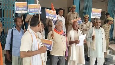 फतेहपुर में अपना दल (कमेरावादी) का धरना, छह सूत्रीय मांगों को लेकर राज्यपाल के नाम ज्ञापन
खाद, सिंचाई, बिजली और महिलाओं की सुरक्षा समेत जनहित के मुद्दे उठाए
मांगें पूरी न होने पर आंदोलन तेज करने की चेतावनी
✒️रिपोर्ट अजय श्रीवास्तव
फतेहपुर। प्रदेशव्यापी आंदोलन के क्रम में मंगलवार को अपना दल (कमेरावादी) के कार्यकर्ताओं ने जिला मुख्यालय पर एक दिवसीय धरना-प्रदर्शन किया। प्रदर्शन के बाद राज्यपाल के नाम संबोधित छह सूत्रीय ज्ञापन जिलाधिकारी के माध्यम से सौंपते हुए किसानों, महिलाओं और आम जनता से जुड़े विभिन्न मुद्दों पर शीघ्र कार्रवाई की मांग की गई।
फतेहपुर। अपना दल (कमेरावादी) ने मंगलवार को जिला मुख्यालय पर एक दिवसीय धरना-प्रदर्शन कर प्रदेश सरकार का ध्यान किसानों और आम जनता की समस्याओं की ओर आकर्षित करने का प्रयास किया। प्रदर्शन के उपरांत पार्टी प्रतिनिधिमंडल ने राज्यपाल के नाम संबोधित छह सूत्रीय ज्ञापन जिलाधिकारी को सौंपा।
ज्ञापन में किसानों के लिए समय पर पर्याप्त मात्रा में खाद एवं उर्वरक उपलब्ध कराने, खाद की कालाबाजारी और जमाखोरी पर प्रभावी रोक लगाने की मांग की गई। इसके अलावा पेट्रोल एवं डीजल में इथेनॉल मिश्रण से उत्पन्न हो रही कथित समस्याओं पर नियंत्रण और गुणवत्ता सुनिश्चित करने की भी मांग उठाई गई।
पार्टी ने धान की रोपाई के मौसम को देखते हुए नहरों के टेल तक पानी पहुंचाने, खराब पड़े सरकारी नलकूपों की शीघ्र मरम्मत कराने तथा किसानों को निर्बाध सिंचाई सुविधा उपलब्ध कराने की आवश्यकता पर जोर दिया। साथ ही नियमित बिजली आपूर्ति, पर्याप्त वोल्टेज और अनावश्यक विद्युत कटौती पर रोक लगाने की मांग भी ज्ञापन में शामिल रही।
महिलाओं के विरुद्ध बढ़ते अपराधों पर चिंता व्यक्त करते हुए संगठन ने कानून-व्यवस्था को और प्रभावी बनाने तथा महिलाओं की सुरक्षा सुनिश्चित करने की मांग की। पार्टी ने कहा कि यदि जनहित से जुड़े इन मुद्दों पर शीघ्र निर्णय नहीं लिया गया तो आंदोलन को और व्यापक बनाया जाएगा।
धरना-प्रदर्शन का नेतृत्व जिलाध्यक्ष विद्या प्रसाद पटेल ने किया। इस दौरान पार्टी के कई पदाधिकारी एवं कार्यकर्ता उपस्थित रहे।
लोकतांत्रिक व्यवस्था में ज्ञापन और शांतिपूर्ण धरना जनप्रतिनिधियों एवं संगठनों द्वारा अपनी मांगें सरकार तक पहुंचाने का संवैधानिक माध्यम है। अब यह देखना होगा कि ज्ञापन में उठाए गए मुद्दों पर संबंधित विभाग और शासन क्या निर्णय लेते हैं।
🟥 ND NEWS | दैनिक निष्पक्ष धारा की अपील
एनडी न्यूज़ एवं दैनिक निष्पक्ष धारा शासन एवं प्रशासन से अपील करता है कि किसानों, महिलाओं और जनहित से जुड़े मुद्दों पर संवेदनशीलता के साथ विचार करते हुए समयबद्ध कार्रवाई सुनिश्चित की जाए। वहीं सभी सामाजिक एवं राजनीतिक संगठनों से भी अपील है कि लोकतांत्रिक एवं शांतिपूर्ण तरीके से अपनी बात रखें और जनहित को सर्वोच्च प्राथमिकता दें।
जनहित में सुझाव
किसानों को समय पर खाद, सिंचाई और बिजली उपलब्ध कराई जाए।
महिलाओं की सुरक्षा से जुड़े मामलों का त्वरित निस्तारण सुनिश्चित किया जाए।
जनसमस्याओं के समाधान के लिए प्रशासन और जनप्रतिनिधियों के बीच नियमित संवाद हो।
शिकायतों के लिए नागरिक अधिकृत पोर्टल और प्रशासनिक माध्यमों का उपयोग करें।
👇👇👇
#NDNews #दैनिकनिष्पक्षधारा #Fatehpur #ApnaDalKamerawadi #Farmers #Electricity #Irrigation #Fertilizer #WomenSafety #UttarPradesh #BreakingNews
👇👇👇👇
@dgpup
@RSSorg
@UPGovt
@wpl1090
@RSSgeet
@Uppolice
@MIB_India
@PMOIndia
@HMOIndia
@abmanglik
@VHPDigital
@igrangealld
@myogioffice
@InfoDeptUP
@dmfatehpur
@sdmsadarftp
@CMOfficeUP
@CMOUP_RC
@UPPRD1948
@ChiefSecyUP
@ChiefSecyUP
@MahantYogiG
@FatehpurSdm
@fatehpurpolice
@BajrangDalOrg
@rashtrapatibhvn
@UPMahilaKalyan
@112UttarPradesh
@myogiadityanath
@CommissionerPrg
@ADGZonPrayagraj
@UPAgriculture
@UPPCLLKO
👇👇👇
🟥 ND NEWS | दैनिक निष्पक्ष धारा
मुख्य संपादक / संस्थापक: राजन सिंह हाड़ा
सह-संपादक: शालिनी सिंह भदौरिया
✒️ रिपोर्ट: सहयोगी शिवा गुप्ता के साथ जिला ब्यूरो अजय श्रीवास्तव
📍 कार्यालय-3: U158, हीरा स्वीट्स के पास, विकास मार्ग, लक्ष्मी नगर, पूर्वी दिल्ली, पिन कोड – 110092 (NCR)
📍 कार्यालय-2: विधानसभा रोड, बर्लिंगटन चौराहा, लखनऊ (226001) (UP)
📍 कार्यालय-1: 1/1 अटल बिहारी चौराहा, नियर बर्मा चौराहा, फतेहपुर (212601) (UP)
📅 दिनांक: 15 जुलाई 2026
📆 दिन: बुधवार
📧 Email: ndnewschannel@gmail.com
📞 मोबाइल: 9696119696