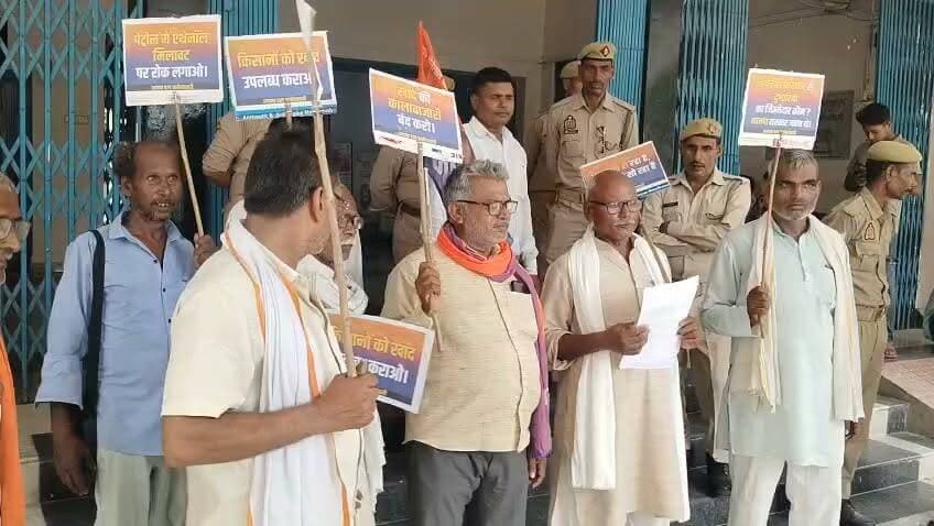 फतेहपुर में अपना दल (कमेरावादी) का धरना, छह सूत्रीय मांगों को लेकर राज्यपाल के नाम ज्ञापन
खाद, सिंचाई, बिजली और महिलाओं की सुरक्षा समेत जनहित के मुद्दे उठाए
मांगें पूरी न होने पर आंदोलन तेज करने की चेतावनी
✒️रिपोर्ट अजय श्रीवास्तव
फतेहपुर। प्रदेशव्यापी आंदोलन के क्रम में मंगलवार को अपना दल (कमेरावादी) के कार्यकर्ताओं ने जिला मुख्यालय पर एक दिवसीय धरना-प्रदर्शन किया। प्रदर्शन के बाद राज्यपाल के नाम संबोधित छह सूत्रीय ज्ञापन जिलाधिकारी के माध्यम से सौंपते हुए किसानों, महिलाओं और आम जनता से जुड़े विभिन्न मुद्दों पर शीघ्र कार्रवाई की मांग की गई।
फतेहपुर। अपना दल (कमेरावादी) ने मंगलवार को जिला मुख्यालय पर एक दिवसीय धरना-प्रदर्शन कर प्रदेश सरकार का ध्यान किसानों और आम जनता की समस्याओं की ओर आकर्षित करने का प्रयास किया। प्रदर्शन के उपरांत पार्टी प्रतिनिधिमंडल ने राज्यपाल के नाम संबोधित छह सूत्रीय ज्ञापन जिलाधिकारी को सौंपा।
ज्ञापन में किसानों के लिए समय पर पर्याप्त मात्रा में खाद एवं उर्वरक उपलब्ध कराने, खाद की कालाबाजारी और जमाखोरी पर प्रभावी रोक लगाने की मांग की गई। इसके अलावा पेट्रोल एवं डीजल में इथेनॉल मिश्रण से उत्पन्न हो रही कथित समस्याओं पर नियंत्रण और गुणवत्ता सुनिश्चित करने की भी मांग उठाई गई।
पार्टी ने धान की रोपाई के मौसम को देखते हुए नहरों के टेल तक पानी पहुंचाने, खराब पड़े सरकारी नलकूपों की शीघ्र मरम्मत कराने तथा किसानों को निर्बाध सिंचाई सुविधा उपलब्ध कराने की आवश्यकता पर जोर दिया। साथ ही नियमित बिजली आपूर्ति, पर्याप्त वोल्टेज और अनावश्यक विद्युत कटौती पर रोक लगाने की मांग भी ज्ञापन में शामिल रही।
महिलाओं के विरुद्ध बढ़ते अपराधों पर चिंता व्यक्त करते हुए संगठन ने कानून-व्यवस्था को और प्रभावी बनाने तथा महिलाओं की सुरक्षा सुनिश्चित करने की मांग की। पार्टी ने कहा कि यदि जनहित से जुड़े इन मुद्दों पर शीघ्र निर्णय नहीं लिया गया तो आंदोलन को और व्यापक बनाया जाएगा।
धरना-प्रदर्शन का नेतृत्व जिलाध्यक्ष विद्या प्रसाद पटेल ने किया। इस दौरान पार्टी के कई पदाधिकारी एवं कार्यकर्ता उपस्थित रहे।
लोकतांत्रिक व्यवस्था में ज्ञापन और शांतिपूर्ण धरना जनप्रतिनिधियों एवं संगठनों द्वारा अपनी मांगें सरकार तक पहुंचाने का संवैधानिक माध्यम है। अब यह देखना होगा कि ज्ञापन में उठाए गए मुद्दों पर संबंधित विभाग और शासन क्या निर्णय लेते हैं।
🟥 ND NEWS | दैनिक निष्पक्ष धारा की अपील
एनडी न्यूज़ एवं दैनिक निष्पक्ष धारा शासन एवं प्रशासन से अपील करता है कि किसानों, महिलाओं और जनहित से जुड़े मुद्दों पर संवेदनशीलता के साथ विचार करते हुए समयबद्ध कार्रवाई सुनिश्चित की जाए। वहीं सभी सामाजिक एवं राजनीतिक संगठनों से भी अपील है कि लोकतांत्रिक एवं शांतिपूर्ण तरीके से अपनी बात रखें और जनहित को सर्वोच्च प्राथमिकता दें।
जनहित में सुझाव
किसानों को समय पर खाद, सिंचाई और बिजली उपलब्ध कराई जाए।
महिलाओं की सुरक्षा से जुड़े मामलों का त्वरित निस्तारण सुनिश्चित किया जाए।
जनसमस्याओं के समाधान के लिए प्रशासन और जनप्रतिनिधियों के बीच नियमित संवाद हो।
शिकायतों के लिए नागरिक अधिकृत पोर्टल और प्रशासनिक माध्यमों का उपयोग करें।
👇👇👇
#NDNews #दैनिकनिष्पक्षधारा #Fatehpur #ApnaDalKamerawadi #Farmers #Electricity #Irrigation #Fertilizer #WomenSafety #UttarPradesh #BreakingNews
👇👇👇👇
@dgpup
@RSSorg
@UPGovt
@wpl1090
@RSSgeet
@Uppolice
@MIB_India
@PMOIndia
@HMOIndia
@abmanglik
@VHPDigital
@igrangealld
@myogioffice
@InfoDeptUP
@dmfatehpur
@sdmsadarftp
@CMOfficeUP
@CMOUP_RC
@UPPRD1948
@ChiefSecyUP
@ChiefSecyUP
@MahantYogiG
@FatehpurSdm
@fatehpurpolice
@BajrangDalOrg
@rashtrapatibhvn
@UPMahilaKalyan
@112UttarPradesh
@myogiadityanath
@CommissionerPrg
@ADGZonPrayagraj
@UPAgriculture
@UPPCLLKO
👇👇👇
🟥 ND NEWS | दैनिक निष्पक्ष धारा
मुख्य संपादक / संस्थापक: राजन सिंह हाड़ा
सह-संपादक: शालिनी सिंह भदौरिया
✒️ रिपोर्ट: सहयोगी शिवा गुप्ता के साथ जिला ब्यूरो अजय श्रीवास्तव
📍 कार्यालय-3: U158, हीरा स्वीट्स के पास, विकास मार्ग, लक्ष्मी नगर, पूर्वी दिल्ली, पिन कोड – 110092 (NCR)
📍 कार्यालय-2: विधानसभा रोड, बर्लिंगटन चौराहा, लखनऊ (226001) (UP)
📍 कार्यालय-1: 1/1 अटल बिहारी चौराहा, नियर बर्मा चौराहा, फतेहपुर (212601) (UP)
📅 दिनांक: 15 जुलाई 2026
📆 दिन: बुधवार
📧 Email: ndnewschannel@gmail.com
📞 मोबाइल: 9696119696