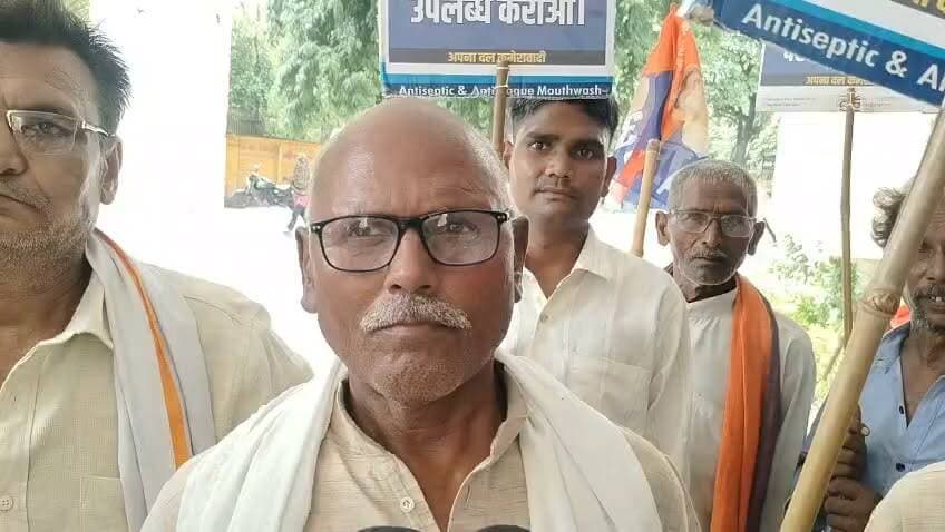 फतेहपुर में अपना दल (कमेरावादी) का धरना, छह सूत्रीय मांगों को लेकर राज्यपाल के नाम ज्ञापन
खाद, सिंचाई, बिजली और महिलाओं की सुरक्षा समेत जनहित के मुद्दे उठाए
मांगें पूरी न होने पर आंदोलन तेज करने की चेतावनी
✒️रिपोर्ट अजय श्रीवास्तव
फतेहपुर। प्रदेशव्यापी आंदोलन के क्रम में मंगलवार को अपना दल (कमेरावादी) के कार्यकर्ताओं ने जिला मुख्यालय पर एक दिवसीय धरना-प्रदर्शन किया। प्रदर्शन के बाद राज्यपाल के नाम संबोधित छह सूत्रीय ज्ञापन जिलाधिकारी के माध्यम से सौंपते हुए किसानों, महिलाओं और आम जनता से जुड़े विभिन्न मुद्दों पर शीघ्र कार्रवाई की मांग की गई।
फतेहपुर। अपना दल (कमेरावादी) ने मंगलवार को जिला मुख्यालय पर एक दिवसीय धरना-प्रदर्शन कर प्रदेश सरकार का ध्यान किसानों और आम जनता की समस्याओं की ओर आकर्षित करने का प्रयास किया। प्रदर्शन के उपरांत पार्टी प्रतिनिधिमंडल ने राज्यपाल के नाम संबोधित छह सूत्रीय ज्ञापन जिलाधिकारी को सौंपा।
ज्ञापन में किसानों के लिए समय पर पर्याप्त मात्रा में खाद एवं उर्वरक उपलब्ध कराने, खाद की कालाबाजारी और जमाखोरी पर प्रभावी रोक लगाने की मांग की गई। इसके अलावा पेट्रोल एवं डीजल में इथेनॉल मिश्रण से उत्पन्न हो रही कथित समस्याओं पर नियंत्रण और गुणवत्ता सुनिश्चित करने की भी मांग उठाई गई।
पार्टी ने धान की रोपाई के मौसम को देखते हुए नहरों के टेल तक पानी पहुंचाने, खराब पड़े सरकारी नलकूपों की शीघ्र मरम्मत कराने तथा किसानों को निर्बाध सिंचाई सुविधा उपलब्ध कराने की आवश्यकता पर जोर दिया। साथ ही नियमित बिजली आपूर्ति, पर्याप्त वोल्टेज और अनावश्यक विद्युत कटौती पर रोक लगाने की मांग भी ज्ञापन में शामिल रही।
महिलाओं के विरुद्ध बढ़ते अपराधों पर चिंता व्यक्त करते हुए संगठन ने कानून-व्यवस्था को और प्रभावी बनाने तथा महिलाओं की सुरक्षा सुनिश्चित करने की मांग की। पार्टी ने कहा कि यदि जनहित से जुड़े इन मुद्दों पर शीघ्र निर्णय नहीं लिया गया तो आंदोलन को और व्यापक बनाया जाएगा।
धरना-प्रदर्शन का नेतृत्व जिलाध्यक्ष विद्या प्रसाद पटेल ने किया। इस दौरान पार्टी के कई पदाधिकारी एवं कार्यकर्ता उपस्थित रहे।
लोकतांत्रिक व्यवस्था में ज्ञापन और शांतिपूर्ण धरना जनप्रतिनिधियों एवं संगठनों द्वारा अपनी मांगें सरकार तक पहुंचाने का संवैधानिक माध्यम है। अब यह देखना होगा कि ज्ञापन में उठाए गए मुद्दों पर संबंधित विभाग और शासन क्या निर्णय लेते हैं।
🟥 ND NEWS | दैनिक निष्पक्ष धारा की अपील
एनडी न्यूज़ एवं दैनिक निष्पक्ष धारा शासन एवं प्रशासन से अपील करता है कि किसानों, महिलाओं और जनहित से जुड़े मुद्दों पर संवेदनशीलता के साथ विचार करते हुए समयबद्ध कार्रवाई सुनिश्चित की जाए। वहीं सभी सामाजिक एवं राजनीतिक संगठनों से भी अपील है कि लोकतांत्रिक एवं शांतिपूर्ण तरीके से अपनी बात रखें और जनहित को सर्वोच्च प्राथमिकता दें।
जनहित में सुझाव
किसानों को समय पर खाद, सिंचाई और बिजली उपलब्ध कराई जाए।
महिलाओं की सुरक्षा से जुड़े मामलों का त्वरित निस्तारण सुनिश्चित किया जाए।
जनसमस्याओं के समाधान के लिए प्रशासन और जनप्रतिनिधियों के बीच नियमित संवाद हो।
शिकायतों के लिए नागरिक अधिकृत पोर्टल और प्रशासनिक माध्यमों का उपयोग करें।
👇👇👇
#NDNews #दैनिकनिष्पक्षधारा #Fatehpur #ApnaDalKamerawadi #Farmers #Electricity #Irrigation #Fertilizer #WomenSafety #UttarPradesh #BreakingNews
👇👇👇👇
@dgpup
@RSSorg
@UPGovt
@wpl1090
@RSSgeet
@Uppolice
@MIB_India
@PMOIndia
@HMOIndia
@abmanglik
@VHPDigital
@igrangealld
@myogioffice
@InfoDeptUP
@dmfatehpur
@sdmsadarftp
@CMOfficeUP
@CMOUP_RC
@UPPRD1948
@ChiefSecyUP
@ChiefSecyUP
@MahantYogiG
@FatehpurSdm
@fatehpurpolice
@BajrangDalOrg
@rashtrapatibhvn
@UPMahilaKalyan
@112UttarPradesh
@myogiadityanath
@CommissionerPrg
@ADGZonPrayagraj
@UPAgriculture
@UPPCLLKO
👇👇👇
🟥 ND NEWS | दैनिक निष्पक्ष धारा
मुख्य संपादक / संस्थापक: राजन सिंह हाड़ा
सह-संपादक: शालिनी सिंह भदौरिया
✒️ रिपोर्ट: सहयोगी शिवा गुप्ता के साथ जिला ब्यूरो अजय श्रीवास्तव
📍 कार्यालय-3: U158, हीरा स्वीट्स के पास, विकास मार्ग, लक्ष्मी नगर, पूर्वी दिल्ली, पिन कोड – 110092 (NCR)
📍 कार्यालय-2: विधानसभा रोड, बर्लिंगटन चौराहा, लखनऊ (226001) (UP)
📍 कार्यालय-1: 1/1 अटल बिहारी चौराहा, नियर बर्मा चौराहा, फतेहपुर (212601) (UP)
📅 दिनांक: 15 जुलाई 2026
📆 दिन: बुधवार
📧 Email: ndnewschannel@gmail.com
📞 मोबाइल: 9696119696