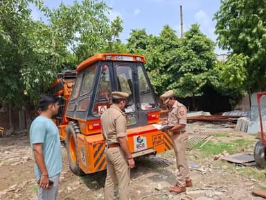 नोएडा पुलिस ने एनडीपीएस एक्ट के वांछित हिस्ट्रीशीटर आरोपी के खिलाफ बड़ी कार्रवाई की है। गिरफ्तारी के लिए दबिश के दौरान पुलिस ने आरोपी से जुड़ी तीन जेसीबी/हाइड्रा मशीनें सीज कर दी हैं। आइए दिखाते हैं पूरी रिपोर्ट।
थाना फेस-1 पुलिस ने एनडीपीएस एक्ट के मामले में वांछित हिस्ट्रीशीटर अभियुक्ता नूरी की गिरफ्तारी के लिए सेक्टर-9 स्थित उसके घर और संभावित ठिकानों पर दबिश दी। कार्रवाई के दौरान सड़क किनारे खड़ी तीन जेसीबी/हाइड्रा मशीनों के बारे में जानकारी की गई, जो नूरी और उसके परिजनों की बताई गईं।
पुलिस ने जब इन वाहनों के वैध दस्तावेज मांगे, तो कोई भी कागजात प्रस्तुत नहीं किए जा सके। इसके बाद तीनों जेसीबी/हाइड्रा मशीनों को मोटर वाहन अधिनियम की धारा 207 के तहत सीज कर दिया गया।
पुलिस के अनुसार, अभियुक्ता नूरी पर आबकारी अधिनियम, एनडीपीएस एक्ट सहित विभिन्न धाराओं में एक दर्जन से अधिक मुकदमे दर्ज हैं। फिलहाल पुलिस उसकी गिरफ्तारी के लिए लगातार प्रयास कर रही है और मामले में आगे की वैधानिक कार्रवाई जारी है।
