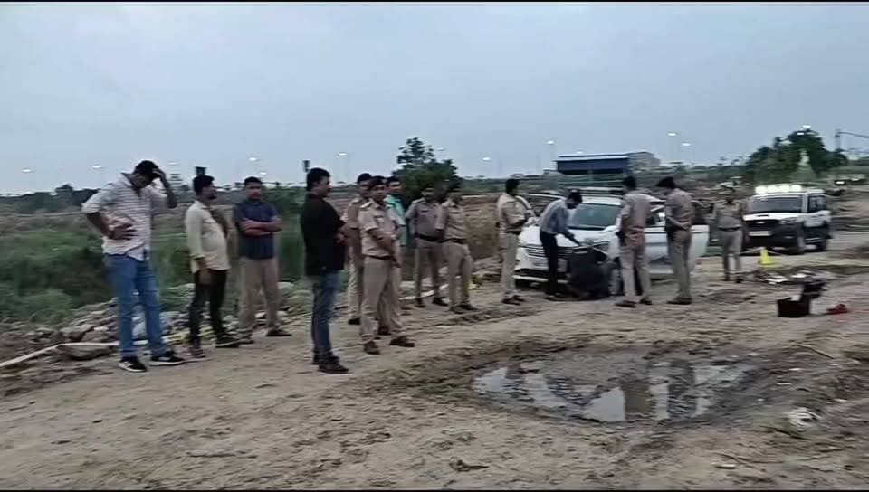 बंटी यादव ह*त्याकांड का मुख्य आरोपी रवीश उर्फ बिसिया का हाफ एनकाउंटर ... पटना पुलिस एक सूचना के आधार पर एलसीटी घाट तरफ उसे पकड़ने गई तो .... बाकी कहानी पूर्व की तरह ही रहता है। हां , भरत तिवारी के बाद अपराधी का एक गोली पुलिस की गाड़ी पर जरूर लगता है , इसके बाद पुलिस जबाबी कार्यवाही ...
#Bharatcrimelivenews
#viral #navvani