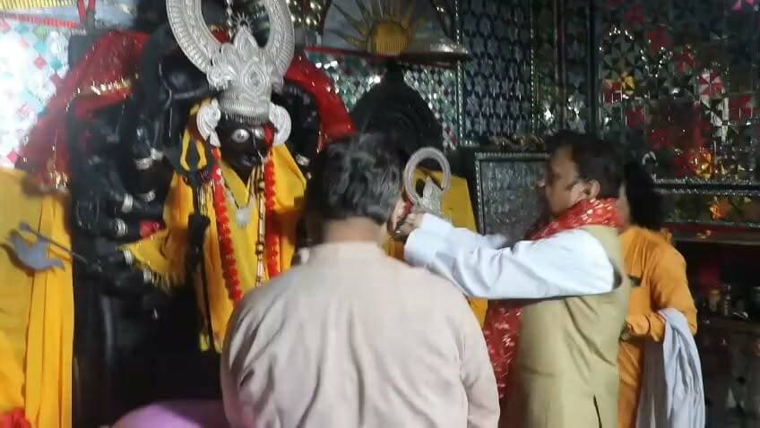 मध्य प्रदेश शासन के उप मुख्यमंत्री एवं शहडोल जिले के प्रभारी मंत्री श्री राजेंद्र शुक्ल ने ग्राम अंतरा
स्थित कंकाली मंदिर पहुंचकर मां कंकाली की विधि विधान से पूजा-अर्चना कर प्रदेशवासियों के लिए सुख, शांति एवं समृद्धि की कामना की।
#शहडोल #shahdol
