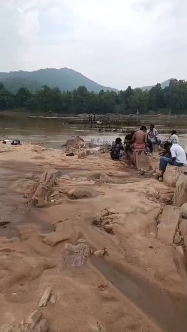 Body of Missing Youth Recovered from Brahmani River #rourkela #odisha
Rourkela, July 16:(SatyaNewsAlert) The body of a youth who had gone missing after allegedly jumping into the Brahmani River has been recovered this morning.
The incident is linked to July 10, when four persons were reportedly assaulted by villagers in the Chandiposh police station area on suspicion of goat theft. During the chaos, one of the youths allegedly jumped into the river out of fear and went missing.
After several days of search, his body was recovered from the Brahmani River on Thursday morning.
Police have reached the spot and initiated an investigation into the incident.
#BreakingNews #Rourkela #Odisha #BrahmaniRiver #Chandiposh #SatyaNewsAlert