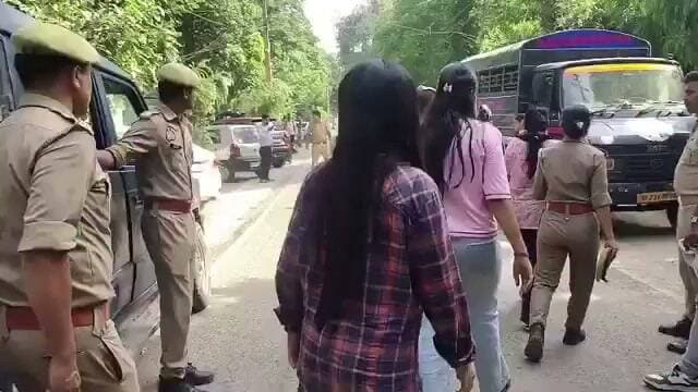 गाजियाबाद पुलिस का बड़ा खुलासा: फर्जी जॉब रैकेट का भंडाफोड़, बेरोजगार युवाओं से करोड़ों की ठगी करने वाला गैंग गिरफ्तार
गाजियाबाद पुलिस ने नौकरी दिलाने के नाम पर बेरोजगार युवाओं से ठगी करने वाले एक बड़े फर्जी जॉब रैकेट का पर्दाफाश किया है। पुलिस ने हाईटेक कॉल सेंटर संचालित कर रहे गिरोह को गिरफ्तार किया है, जिसमें 17 युवतियां और 3 युवक शामिल बताए जा रहे हैं।
पुलिस के अनुसार, यह गिरोह देशभर के पढ़े-लिखे युवाओं को सरकारी और निजी नौकरी दिलाने का झांसा देता था। भरोसा जीतने के बाद उनसे मोटी रकम वसूली जाती थी और यहां तक कि फर्जी सरकारी नियुक्ति पत्र (Appointment Letter) भी थमा दिए जाते थे।
जब पीड़ित युवक-युवतियां जॉइनिंग के लिए संबंधित विभागों में पहुंचते थे, तब उन्हें पता चलता था कि उनके साथ ठगी हो चुकी है।फिलहाल पुलिस ने पूरे गिरोह को गिरफ्तार कर जेल भेजने की कार्रवाई शुरू कर दी है। पुलिस ने लोगों से अपील की है कि नौकरी के नाम पर पैसे मांगने वाले कॉल, ईमेल या संदेशों से सावधान रहें और किसी भी नियुक्ति की जानकारी हमेशा संबंधित विभाग की आधिकारिक वेबसाइट से ही सत्यापित करें।
#GhaziabadPolice #CyberCrime #JobScam #FakeAppointmentLetter #BreakingNews #Ghaziabad #UttarPradesh #FraudAlert #JobFraud #NCRNews #CrimeNews #PoliceAction #NCRExpressNews