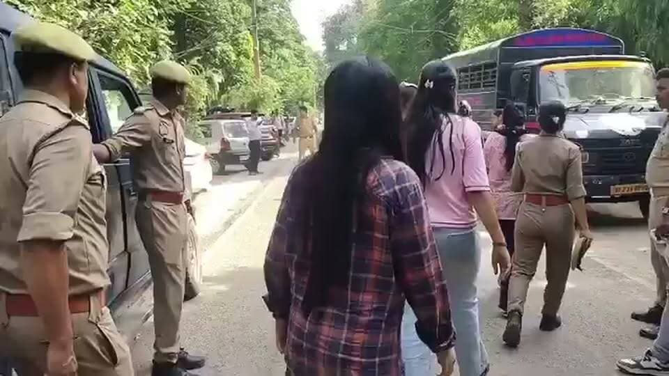 बेरोजगार युवा सावधान! नौकरी के नाम पर चल रहा था 'महाफर्जीवाड़ा', गाजियाबाद पुलिस का बड़ा एक्शन! क्या आप या आपके जानने वाले नौकरी की तलाश में हैं? तो यह खबर आपके लिए एक बड़ा सबक है। गाजियाबाद पुलिस ने एक ऐसे शातिर गिरोह का भंडाफोड़ किया है, जो बेरोजगार और पढ़े-लिखे युवाओं की मजबूरी का फायदा उठाकर करोड़ों की ठगी कर रहा था। हाईटेक कॉल सेंटर से खेल: यह गिरोह एक फर्जी कॉल सेंटर चला रहा था, जिसमें 17 युवतियां और 3 पुरुष शामिल थे। इनका काम देश भर के पढ़े-लिखे नौजवानों को नौकरी दिलाने का झांसा देकर जाल में फंसाना था। फर्जी 'सरकारी' नियुक्ति पत्र: हद तो तब हो गई जब यह गिरोह युवाओं को फर्जी सरकारी जॉइनिंग लेटर (Appointment Letter) तक थमा देता था। जब मासूम युवा खुशी-खुशी जॉइनिंग करने विभाग पहुंचते, तब जाकर उन्हें पता चलता कि वे ठगी का शिकार हो चुके हैं। अब सलाखों के पीछे: युवाओं के सपनों और भविष्य से खेलने वाले इस पूरे गैंग को गाजियाबाद पुलिस ने दबोच लिया है। पुलिस हिरासत में खड़े इन सभी आरोपियों को अब जेल भेजा जा रहा है। अलर्ट: किसी भी नौकरी के लिए पैसे मांगने वाले कॉल या ईमेल से सावधान रहें। सरकारी नौकरियों की प्रामाणिकता हमेशा आधिकारिक वेबसाइट पर ही जांचें। #GhaziabadPolice #CyberCrime #JobScams #alert #BREAKING #UPPolice