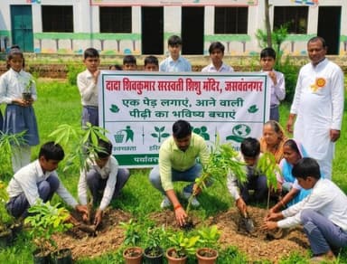 🌳🌿 जसवंतनगर में पर्यावरण संरक्षण की अनूठी पहल! 🌿🌳
💚 दादा शिवकुमार सरस्वती शिशु मंदिर, जसवंतनगर में "🌱 एक पेड़ माँ के नाम" अभियान के तहत हर्षोल्लास के साथ वृक्षारोपण कार्यक्रम आयोजित किया गया।
🌳 विद्यालय के प्रधानाचार्य श्री अमित यादव ने पीपल, बरगद, नीम और अशोक के पौधे लगाकर कार्यक्रम का शुभारंभ किया। इस अवसर पर उन्होंने बच्चों को पर्यावरण संरक्षण का संदेश देते हुए कहा कि "वृक्ष ही जीवन हैं। आज लगाया गया पौधा आने वाली पीढ़ियों का भविष्य सुरक्षित करेगा।"
🌿 कार्यक्रम में शिक्षक-शिक्षिकाओं और छात्र-छात्राओं ने उत्साहपूर्वक भाग लेते हुए विद्यालय परिसर में 51 से अधिक पौधे लगाए और उनकी देखभाल का संकल्प लिया। बच्चों ने "धरती माँ बचाओ, पेड़ लगाओ" के नारों से पूरे परिसर को गुंजायमान कर दिया।
🌍 विद्यालय परिवार ने सभी से अधिक से अधिक पौधे लगाने और पर्यावरण संरक्षण में अपनी भागीदारी निभाने की अपील की।
📍 स्थान: दादा शिवकुमार सरस्वती शिशु मंदिर, जसवंतनगर (इटावा)
💬 आप भी बताइए, आपने इस वर्ष कितने पौधे लगाए हैं? अपनी राय कमेंट में जरूर लिखें। 🌱
#Jaswantnagar #Etawah #Vriksharopan #EkPedMaaKeNaam #Environment #GreenIndia #PlantTrees #DPSChannel