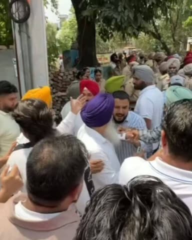 ਕਾਦੀਆਂ ਵਿੱਚ ਝਗੜੇ ਦੀਆਂ ਤਸਵੀਰਾਂ ਆਈਆਂ ਸਾਹਮਣੇ ਇੱਕ ਦੂਜੇ ਉੱਪਰ ਕੀਤਾ ਹਮਲਾ #gurdaspur #police #attack #accident #election