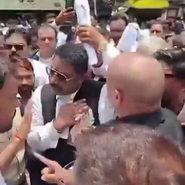 प्रयागराज में बड़ी प्रशासनिक कार्रवाई, जॉर्ज टाउन एसओ लाइन हाज़िर
वकीलों के विरोध के बाद एडिशनल पुलिस कमिश्नर ने लिया संज्ञान
दोनों पक्षों की एफआईआर दर्ज करने के निर्देश, निष्पक्ष जांच पर जोर
✒️ रिपोर्ट :- सहयोगी सुनील व प्रमोद यादव के साथ राजेश सोनकर प्रयागराज
उत्तरप्रदेश । प्रयागराज के जॉर्ज टाउन थाना प्रभारी (एसओ) को एडिशनल पुलिस कमिश्नर द्वारा लाइन हाज़िर किए जाने का मामला सामने आया है। यह कार्रवाई एक रेस्टोरेंट संचालक और अधिवक्ता के बीच विवाद से जुड़े प्रकरण के बाद हुई, जिसमें वकीलों ने पुलिस की कार्यप्रणाली पर सवाल उठाते हुए विरोध प्रदर्शन और चक्का जाम किया था। प्रशासनिक हस्तक्षेप के बाद मामले में दोनों पक्षों की शिकायत पर कार्रवाई के निर्देश दिए गए हैं।
प्रयागराज। शहर के जॉर्ज टाउन थाना क्षेत्र से जुड़े एक विवाद ने उस समय तूल पकड़ लिया, जब एक रेस्टोरेंट संचालक की शिकायत पर दर्ज मुकदमे को लेकर अधिवक्ताओं ने पुलिस की निष्पक्षता पर सवाल उठाए। अधिवक्ताओं का आरोप था कि पुलिस ने एक पक्ष की शिकायत पर बिना समुचित जांच के मुकदमा दर्ज कर लिया, जबकि दूसरे पक्ष की ओर से दी गई तहरीर पर कार्रवाई नहीं की गई।
मामले से नाराज़ अधिवक्ताओं ने कचहरी रोड पर चक्का जाम कर विरोध प्रदर्शन किया। इसके बाद अधिवक्ताओं का प्रतिनिधिमंडल एडिशनल पुलिस कमिश्नर अजय पाल शर्मा से मिला और पूरे घटनाक्रम की जानकारी दी।
बताया जा रहा है कि मामले का संज्ञान लेते हुए एडिशनल पुलिस कमिश्नर ने अधिवक्ता की ओर से भी एफआईआर दर्ज करने के निर्देश दिए। साथ ही जॉर्ज टाउन के तत्कालीन थाना प्रभारी योगेंद्र कुमार सिंह को लाइन हाज़िर कर दिया गया।
हालांकि, संबंधित प्रकरण की विस्तृत जांच जारी है। अंतिम निष्कर्ष जांच रिपोर्ट और उपलब्ध साक्ष्यों के आधार पर ही स्पष्ट होगा।
> महत्वपूर्ण अस्वीकरण: यह समाचार उपलब्ध प्रारंभिक जानकारी एवं प्रशासनिक कार्रवाई के आधार पर तैयार किया गया है। मामले के सभी तथ्य संबंधित पुलिस जांच और आधिकारिक अभिलेखों के आधार पर ही अंतिम रूप से स्पष्ट होंगे।
कानून के शासन में निष्पक्ष पुलिस कार्रवाई और सभी पक्षों की शिकायतों पर समान रूप से सुनवाई जनता के विश्वास की आधारशिला मानी जाती है। इस प्रकरण में प्रशासनिक कार्रवाई के बाद अब आगे की जांच और विधिक प्रक्रिया पर सभी की निगाहें रहेंगी।
🟥 ND NEWS | दैनिक निष्पक्ष धारा की अपील
एनडी न्यूज़ एवं दैनिक निष्पक्ष धारा पुलिस प्रशासन से अपील करता है कि प्रत्येक शिकायत की निष्पक्ष, पारदर्शी और तथ्यों के आधार पर जांच सुनिश्चित की जाए। किसी भी पक्ष के साथ भेदभाव की आशंका से बचते हुए कानून के अनुसार कार्रवाई की जाए, ताकि न्याय व्यवस्था में आमजन का विश्वास और मजबूत हो।
जनहित में सुझाव
किसी भी विवाद में दोनों पक्षों की शिकायतों का निष्पक्ष परीक्षण किया जाए।
कानून को अपने हाथ में लेने के बजाय वैधानिक प्रक्रिया का पालन करें।
विरोध प्रदर्शन हमेशा शांतिपूर्ण और संवैधानिक तरीके से करें।
जांच पूरी होने से पहले अपुष्ट सूचनाओं को तथ्य के रूप में प्रसारित करने से बचें।
👇👇👇
#NDNews #दैनिकनिष्पक्षधारा #Prayagraj #GeorgeTown #UPPolice #Advocate #PoliceAction #LawAndOrder #BreakingNews #Justice
👇👇
👇👇👇👇
@dgpup
@UPGovt
@RSSorg
@Uppolice
@wpl1090
@RSSgeet
@MIB_India
@PMOIndia
@HMOIndia
@VHPDigital
@CMOUP_RC
@myogioffice
@InfoDeptUP
@CMOfficeUP
@UPPRD1948
@ChiefSecyUP
@MahantYogiG
@ChiefSecyUP
@BajrangDalOrg
@myogiadityanath
@112UttarPradesh
@UPPViralCheck
@UpPolicemitra
@prayagraj_pol
@ADGZonPrayagraj
@DM_PRAYAGRAJ
@CommissionerPrg
@NigamPrayagraj
@Prayagraj_TP
@PROdefprayagraj
👇👇👇👇
🟥 ND NEWS | दैनिक निष्पक्ष धारा
मुख्य संपादक / संस्थापक: राजन सिंह हाड़ा
सह-संपादक: शालिनी सिंह भदौरिया
✒️ रिपोर्ट: सहयोगी सुनील व प्रमोद यादव के साथ राजेश सोनकर प्रयागराज
📍 कार्यालय-3: U158, हीरा स्वीट्स के पास, विकास मार्ग, लक्ष्मी नगर, पूर्वी दिल्ली, पिन कोड – 110092 (NCR)
📍 कार्यालय-2: विधानसभा रोड, बर्लिंगटन चौराहा, लखनऊ (226001) (UP)
📍 कार्यालय-1: 1/1 अटल बिहारी चौराहा, नियर बर्मा चौराहा, फतेहपुर (212601) (UP)
📅 दिनांक: 16 जुलाई 2026
📆 दिन: गुरुवार
📧 Email: ndnewschannel@gmail.com
📞 मोबाइल: 9696119696