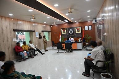 #SSP_अयोध्या द्वारा वरिष्ठ पुलिस अधीक्षक कार्यालय में जनता की समस्याओं को सुनकर यथा संभव मौके पर ही निस्तारित किया गया व शेष शिकायतों के त्वरित एवं गुणवत्ता पूर्ण निस्तारण सुनिश्चित करने हेतु संबंधित को निर्देशित किया जा रहा है। #UPPolice #ayodhyapolice https://t.co/SfRgIpt8Ke