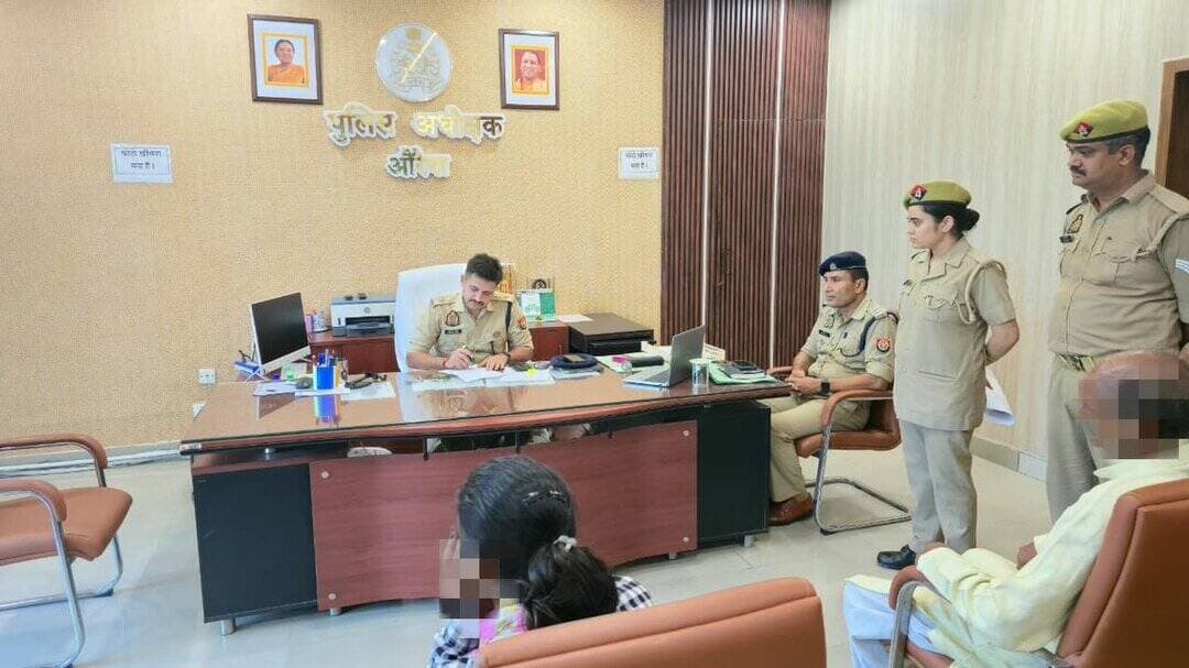 पुलिस अधीक्षक औरैया द्वारा पुलिस कार्यालय में #जनसुनवाई की गयी एवं समस्याओं के समयबद्ध व गुणवत्तापूर्ण निस्तारण हेतु वीडियो कांन्फ्रेंस के माध्यम से जुडे जनपद के समस्त थाना प्रभारियों को आवश्यक निर्देश दिये गये। #UPPolice https://t.co/jY98xhUlhV