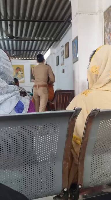 उत्तर प्रदेश के वाराणसी के थाना चौबेपुर क्षेत्र से एक मामला सामने आया है। वायरल वीडियो में कथित तौर पर SI रोशनी एक महिला के साथ मारपीट करती हुई दिखाई दे रही हैं।
@varanasipolice @Uppolice @dgpup
@adgzonevaranasi @IgRangeVaranasi
@UPGovt
#Varanasi #UttarPradesh #Police #virałpost https://t.co/3UVwPG6tUj