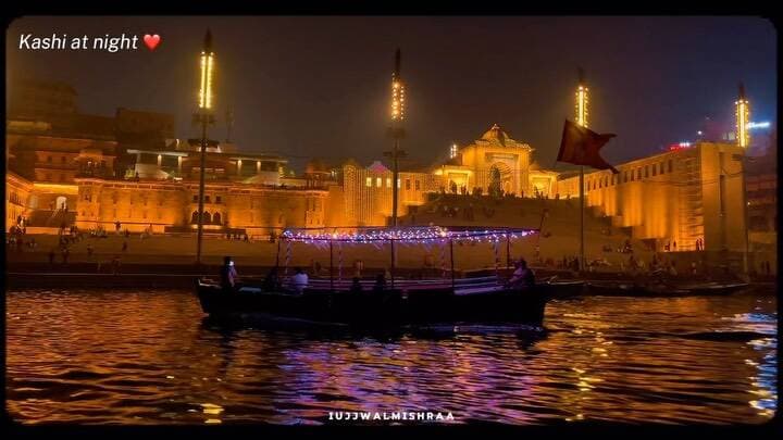 Kashi -The soul of India shines brightest at night. ✨😍
Follow @iujjwalmishraa for more
#varanasi #nightphotography #kashi #ghatsofvaranasi #explorepage