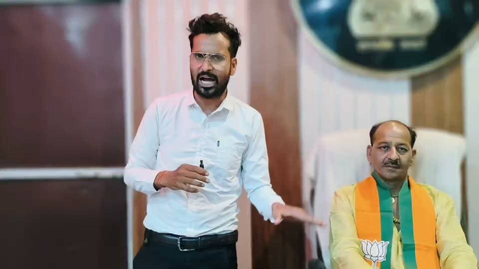 भाजपा एक बार मौका दे, विधानसभा में बदलाव की नई कहानी लिखूंगा" — पनारी के बलवंत सिंह ने पेश की दावेदारी, चुनाव लड़ने का किया ऐलान
#ललितपुर #पनारी #बलवंत_सिंह #भाजपा #विधानसभा_चुनाव #राजनीति #ललितपुर_न्यूज #बुंदेलखंड #UPPolitics #BJP #Election2027 #BreakingNews #IndiaDabangNews #ViralNews #PoliticalUpdate