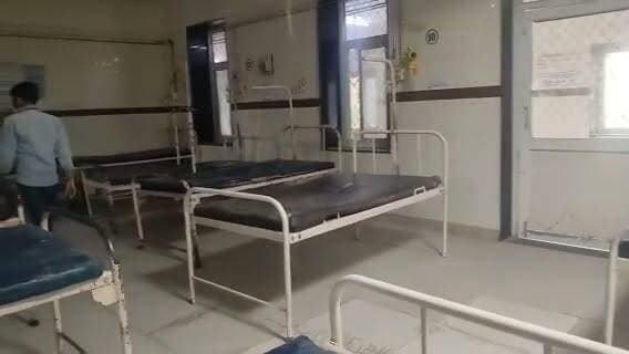 🚨 सीकर के SK हॉस्पिटल में बड़ा हादसा टला!
सरकारी अस्पताल के फीमेल मेडिसिन वार्ड की फॉल सीलिंग अचानक भरभराकर गिर गई। गनीमत रही कि पहले ही मरीजों को वहां से हटा दिया गया था, जिससे 9 महिला मरीज बाल-बाल बच गईं।
🏥 घटना के बाद वार्ड को बंद कर सभी मरीजों को दूसरी जगह शिफ्ट किया गया। अस्पताल प्रशासन ने भवन की जर्जर स्थिति पर चिंता जताते हुए PWD को जिम्मेदार ठहराया।
❓आखिर मरीजों की सुरक्षा की जिम्मेदारी किसकी?
#Sikar #SKHospital #BreakingNews #Rajasthan #HospitalNegligence #PatientSafety #BNNews