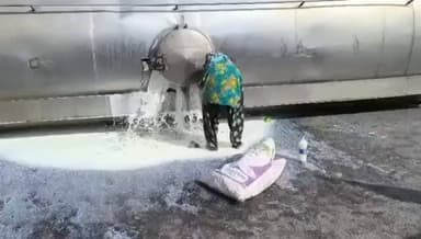 पटना : बिहार दूध से भरा टैंकर सड़क पर पलटा, देखते ही देखते दूध लूटने के लिए लोगों की भीड़ उमड़ पड़ी।