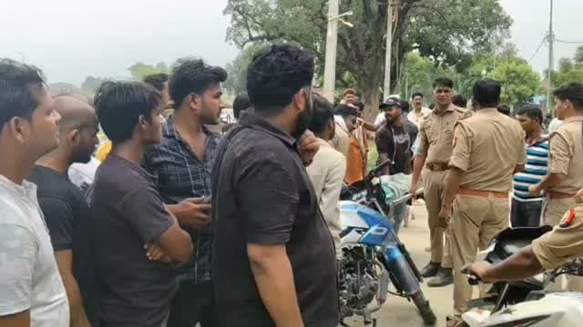 बेकाबू डीसीएम ने बाइक सवार युवक को मारी टक्कर, हालत गंभीर
टक्कर मारकर चालक वाहन समेत फरार, डीसीएम का वीडियो आया सामने
कौशाम्बी। पिपरी थाना क्षेत्र के चायल कस्बा स्थित नईम मियां का पूरा के पास गुरुवार को तेज रफ्तार डीसीएम ने बाइक सवार युवक को टक्कर मार दी। हादसे में युवक गंभीर रूप से घायल हो गया। स्थानीय लोगों की मदद से उसे उपचार के लिए अस्पताल भेजा गया, जहां उसकी हालत नाजुक बताई जा रही है।
प्रत्यक्षदर्शियों के अनुसार हादसे के बाद डीसीएम चालक वाहन समेत मौके से फरार हो गया। भाग रही डीसीएम का वीडियो भी सामने आया है। स्थानीय लोग वीडियो के आधार पर वाहन की पहचान कर चालक की गिरफ्तारी की मांग कर रहे हैं।
पुलिस मामले की जांच में जुटी है। लोगों ने अपील की है कि यदि किसी के पास उक्त डीसीएम के संबंध में कोई जानकारी हो तो तत्काल पुलिस को सूचित करें, जिससे आरोपी चालक को जल्द गिरफ्तार किया जा सके।
#कौशाम्बी #पिपरी #सड़कहादसा #डीसीएम #BreakingNews दैनिकजागरण KaushambiNews