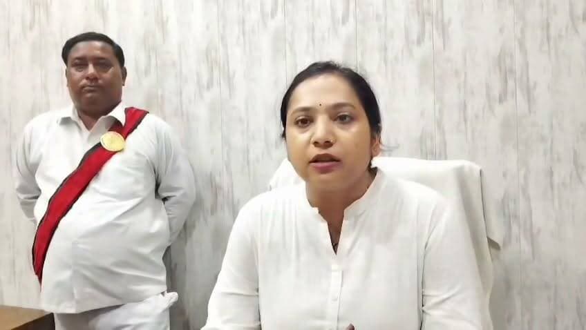 सकलडीहा तहसील की पहली महिला एसडीएम के रूप में आकांक्षा सिंह ने ग्रहण किया कार्यभार. बताईं प्राथमिकताएं #chandauli #chandaulinews