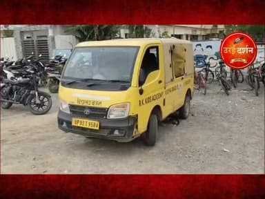 उरई में स्कूली वैन पलटी, चार बच्चे घायल; अस्पताल में हुआ उपचार: सभी को मामूली चोट
उरई के कुइया रोड पर गुरुवार सुबह बच्चों से भरी एक स्कूली वैन अनियंत्रित होकर सड़क किनारे खड्ड में पलट गई। हादसे के बाद मौके पर चीख-पुकार मच गई। आसपास मौजूद ग्रामीणों और राहगीरों ने तुरंत राहत कार्य शुरू कर बच्चों को सुरक्षित बाहर निकाला।
हादसा उरई कोतवाली क्षेत्र के धमना गांव के पास सुबह करीब 8:30 बजे हुआ। राधा कृष्ण इंटर कॉलेज की वैन गांवों से बच्चों को लेकर स्कूल जा रही थी, तभी अज्ञात कारणों से चालक वाहन से नियंत्रण खो बैठा और वैन पलट गई। दुर्घटना में चार बच्चे मामूली रूप से घायल हुए, जिन्हें उपचार के लिए अस्पताल में भर्ती कराया गया था। सभी बच्चों को मामूली चोटें आई हैं और उनकी हालत खतरे से बाहर बताई गई है।
घटना की सूचना मिलते ही प्रशासन अस्पताल और विद्यालय पहुंचा। अधिकारियों ने बच्चों का हालचाल जाना और चिकित्सकों को बेहतर उपचार के निर्देश दिए। पुलिस ने दुर्घटनाग्रस्त वैन को कब्जे में लेकर चालक की लापरवाही या अन्य कारणों और वाहन की फिटनेस की जांच शुरू कर दी है। जांच रिपोर्ट के आधार पर आगे की कार्रवाई की जाएगी।
#orai #jalaun #konch #kalpi #madhaugadh