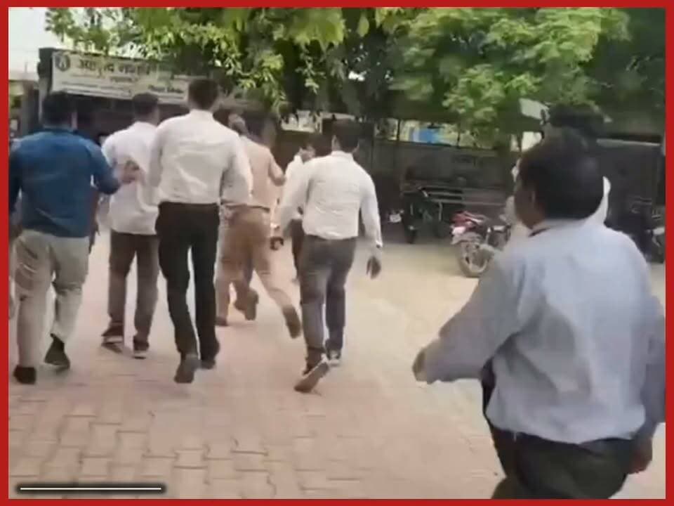 🚨🚨बाजपुर सिविल न्यायालय में विजिलेंस का बड़ा एक्शन, ₹3,500 की कथित रिश्वत लेते नायब नाजिर ओम चौहान गिरफ्तार, विजिलेंस की ट्रैप कार्रवाई से न्यायालय परिसर में मचा हड़कंप, शिकायतकर्ता के भाई के साथ कथित मारपीट की खबर भी चर्चा में,भ्रष्टाचार पर आपकी क्या राय है कमेंट में जरूर बताएं।
#Bajpur #Vigilance #BreakingNews #UttarakhandNews