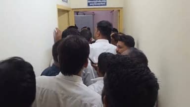 ऊधमसिंहनगर के बाजपुर सिविल कोर्ट में विजिलेंस टीम ने बड़ी कार्रवाई करते हुए कोर्ट फीस के नाम पर 3,500 रुपये की रिश्वत लेते हुए नायब नाजिर को रंगे हाथ गिरफ्तार किया। शिकायत मिलने के बाद हल्द्वानी विजिलेंस की ट्रैप टीम ने कार्रवाई को अंजाम दिया। मामले में आगे की विधिक कार्रवाई जारी है।
#KedarTimes #UdhamSinghNagar #Vigilance #Corruption #Uttarakhand