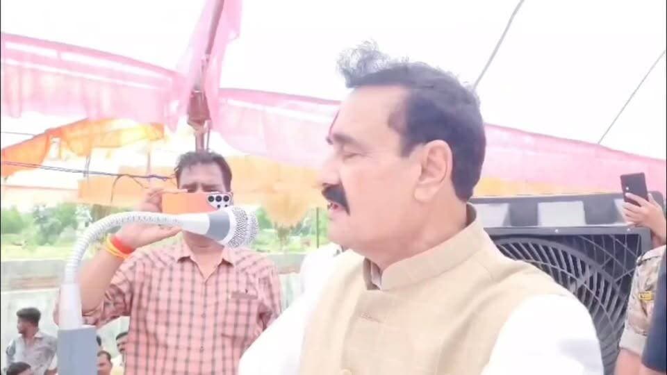 दतिया: नरोत्तम मिश्रा का बड़ा बयान— "आशुतोष तिवारी की क्षमता नहीं कि मेरा टिकट कटवा दे, टिकट काटने वाले कोई और हैं
#दतिया #नरोत्तममिश्रा #आशुतोषतिवारी #BJP #मध्यप्रदेश #MPPolitics #BreakingNews #PoliticalNews #ViralNews #IndiaDabangNews #Election2026 #DatiaNews