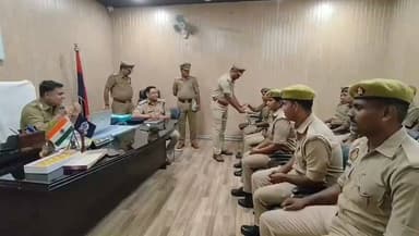 #जनपद गाज़ीपुर पुलिस सेवा में कार्ययत 15 आरक्षियों का चयन उप-निरीक्षक पद पर होने पर श्रीमान पुलिस अधीक्षक महोदय गाज़ीपुर द्वारा मिष्ठान वितरित कर सभी को शुभकामनाएं प्रदान की गई
अवगत कराना है कि आज दिनांक 16.07.2026 को जनपद गाज़ीपुर पुलिस सेवा में कार्ययत 15 आरक्षियों का चयन उप-निरीक्षक पद पर होने पर श्रीमान पुलिस अधीक्षक महोदय गाज़ीपुर द्वारा पुलिस अधीक्षक कार्यालय में सभी को मिष्ठान वितरित कर उनके उज्ज्वल भविष्य के लिए शुभकामनाएं प्रदान की गई। इस गौरवमयी उपलब्धि पर महोदय द्वारा सभी आरक्षियों के कड़ी मेहनत की सराहना की गई