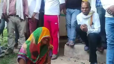 इटावा में पति की हत्या का सनसनीखेज खुलासा
प्रेम संबंध के चलते हत्या की साजिश रचने का पुलिस का दावा
पूछताछ में महिला द्वारा अपराध स्वीकार करने का दावा, जांच जारी
✒️रिपोर्ट :- नागेंद्र पांडये
इटावा (उत्तर प्रदेश) जिले में एक व्यक्ति की संदिग्ध मौत के मामले में पुलिस ने सनसनीखेज खुलासा करने का दावा किया है। पुलिस के अनुसार, मृतक की पत्नी ने कथित रूप से अपने प्रेमी के साथ मिलकर पति की हत्या की साजिश रची। प्रारंभिक जांच में पुलिस का कहना है कि पहले मृतक को नशीला पदार्थ देकर बेहोश किया गया और बाद में उसका गला घोंटकर हत्या कर दी गई। मामले में पुलिस ने आरोपियों को हिरासत में लेकर पूछताछ शुरू कर दी है।
इटावा। उत्तर प्रदेश के इटावा जिले में पति की मौत के मामले में पुलिस जांच के दौरान सामने आए तथ्यों ने सभी को चौंका दिया है। पुलिस के मुताबिक, शुरुआत में महिला पति की मौत पर शोक जताती रही, लेकिन जब मामले की गहन जांच की गई तो कथित तौर पर हत्या की साजिश का खुलासा हुआ।
पुलिस के अनुसार, महिला ने अपने कथित प्रेमी के साथ मिलकर पहले पति को नशीला पदार्थ देकर बेहोश किया और फिर गला घोंटकर उसकी हत्या कर दी। घटना के बाद मामले को सामान्य मौत का रूप देने का प्रयास किया गया, लेकिन पुलिस को परिस्थितियों पर संदेह हुआ और जांच का दायरा बढ़ाया गया।
जांच के दौरान जुटाए गए साक्ष्यों और पूछताछ के आधार पर पुलिस ने महिला और उसके कथित प्रेमी से पूछताछ की। पुलिस का दावा है कि पूछताछ के दौरान महिला ने अपना अपराध स्वीकार किया। पुलिस अब मामले से जुड़े सभी साक्ष्यों, घटनाक्रम और संभावित कारणों की विस्तृत जांच कर रही है।
मामले में आगे की कार्रवाई भारतीय न्याय संहिता (BNS) एवं अन्य लागू कानूनी प्रावधानों के तहत की जा रही है। पुलिस का कहना है कि वैज्ञानिक साक्ष्यों और विवेचना के आधार पर आरोप पत्र न्यायालय में प्रस्तुत किया जाएगा।
> महत्वपूर्ण अस्वीकरण: यह समाचार पुलिस द्वारा उपलब्ध कराई गई प्रारंभिक जानकारी एवं दावों पर आधारित है। न्यायालय द्वारा दोष सिद्ध होने तक किसी भी आरोपी को दोषी नहीं माना जाता। मामले की वास्तविक स्थिति न्यायिक प्रक्रिया एवं जांच पूरी होने के बाद ही स्पष्ट होगी
यह मामला एक बार फिर दर्शाता है कि संदिग्ध परिस्थितियों में हुई किसी भी मृत्यु की निष्पक्ष और वैज्ञानिक जांच कितनी आवश्यक है। पुलिस का दावा अपनी जगह है, लेकिन अंतिम निर्णय न्यायालय द्वारा उपलब्ध साक्ष्यों और विधिक प्रक्रिया के आधार पर ही लिया जाएगा।
🟥 ND NEWS | दैनिक निष्पक्ष धारा की अपील
एनडी न्यूज़ एवं दैनिक निष्पक्ष धारा समाज से अपील करता है कि पारिवारिक विवाद, वैवाहिक मतभेद अथवा व्यक्तिगत तनाव की स्थिति में हिंसा का रास्ता कभी न अपनाएं। संवाद, पारिवारिक परामर्श और कानूनी प्रक्रिया के माध्यम से विवादों का समाधान तलाशें। पुलिस एवं जांच एजेंसियां निष्पक्ष और पारदर्शी जांच सुनिश्चित करें ताकि दोषी को कानून के अनुसार दंड मिले और निर्दोष को न्याय प्राप्त हो।
जनहित में सुझाव
पारिवारिक विवादों का समाधान बातचीत, मध्यस्थता या कानूनी प्रक्रिया से करें।
किसी भी संदिग्ध मृत्यु की सूचना तत्काल पुलिस को दें।
घटनास्थल से जुड़े साक्ष्यों से छेड़छाड़ न करें।
सोशल मीडिया पर अपुष्ट जानकारी या अफवाहें साझा करने से बचें।
👇👇👇
#NDNews #दैनिकनिष्पक्षधारा #Etawah #CrimeNews #UPPolice #MurderCase #Investigation #BreakingNews #Justice #UttarPradesh
👇👇👇👇👇
@dgpup
@RSSorg
@UPGovt
@RSSgeet
@wpl1090
@Uppolice
@MIB_India
@PMOIndia
@HMOIndia
@VHPDigital
@InfoDeptUP
@myogioffice
@homeupgov
@CMOUP_RC
@CMOfficeUP
@ChiefSecyUP
@ChiefSecyUP
@MahantYogiG
@UpPolicemitra
@BajrangDalOrg
@UPPViralCheck
@rashtrapatibhvn
@112UttarPradesh
@UPMahilakalyan
@myogiadityanath
@etawahpolice
👇👇👇
🟥 ND NEWS | दैनिक निष्पक्ष धारा
मुख्य संपादक / संस्थापक: राजन सिंह हाड़ा
सह-संपादक: शालिनी सिंह भदौरिया
✒️ रिपोर्ट: सहयोगी शिवा गुप्ता के साथ जिला ब्यूरो अजय श्रीवास्तव
📍 कार्यालय-3: U158, हीरा स्वीट्स के पास, विकास मार्ग, लक्ष्मी नगर, पूर्वी दिल्ली, पिन कोड – 110092 (NCR)
📍 कार्यालय-2: विधानसभा रोड, बर्लिंगटन चौराहा, लखनऊ (226001) (UP)
📍 कार्यालय-1: 1/1 अटल बिहारी चौराहा, नियर बर्मा चौराहा, फतेहपुर (212601) (UP)
📅 दिनांक: 16 जुलाई 2026
📆 दिन: गुरुवार
📧 Email: ndnewschannel@gmail.com
📞 मोबाइल: 9696119696