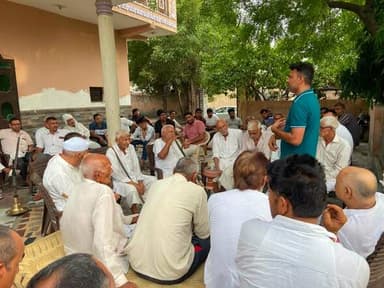 ग्रेटर नोएडा के ग्राम मांयचा में किसानों की एक अहम बैठक आयोजित की गई। बैठक में शेष 4 प्रतिशत आवासीय प्लॉट की मांग को लेकर चल रहे आंदोलन को और तेज करने का फैसला लिया गया।
किसानों का कहना है कि 64.7 प्रतिशत अतिरिक्त मुआवजे के समझौते में 4 प्रतिशत आवासीय प्लॉट देने का भी प्रावधान था, लेकिन आज तक इसे पूरी तरह लागू नहीं किया गया। किसानों ने इसे अपने अधिकारों का उल्लंघन बताया।
बैठक में सर्वसम्मति से निर्णय लिया गया कि 20 जुलाई को ग्रेटर नोएडा प्राधिकरण पर होने वाले महाअनशन में बड़ी संख्या में पहुंचकर आंदोलन को सफल बनाया जाएगा।
किसानों ने सभी ग्रामीणों और जनप्रतिनिधियों से भी इस शांतिपूर्ण आंदोलन में शामिल होने की अपील की। उनका कहना है कि "4 प्रतिशत आवासीय प्लॉट हमारा अधिकार है, कोई एहसान नहीं।" साथ ही किसानों ने दोहराया कि "हक लेकर रहेंगे, झुकेंगे नहीं।"