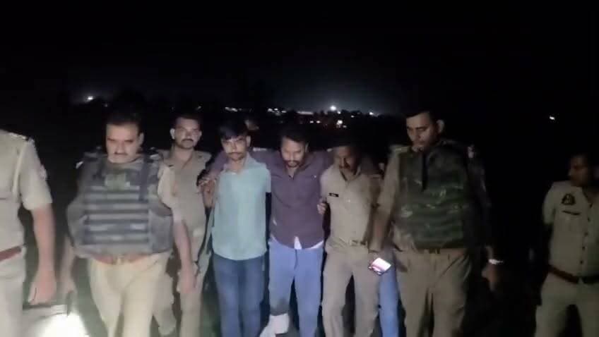 चलती कार में युवती से गैंगरेप मामले में ललितपुर पुलिस और आरोपी के बीच मुठभेड़, एक बदमाश घायल, गिरफ्तार
एसपी मो. मुश्ताक के कुशल नेतृत्व और एएसपी कालू सिंह एवं सीओ अजय कुमार के निकट पर्यवेक्षण में हुई कार्यवाही,
#gnmedia #CrimeAlert #CrimeNews #UPPolice #UPPoliceInNews #ललितपुर