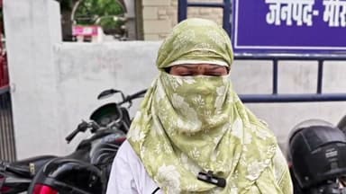समझये इसमे गलती किसकी है ,माता-पिता ,पति और प्रेमी!
मैडम शादीशुदा है शादी के दौरान उनका 6 वर्ष से अफेयर किसी दूसरे से चल रहा है।
प्रेमी ने कहा पति और घर छोड़ कर चली आओ मैं शादी करूंगा ,प्यार में अंधी मैडम पति का घर छोड़ कर अपने घर आ गयी!
अब प्रेमी बोल रहा है जब तुम अपने पति की नही हुई तो मेरी क्या होगी!
मैडम पुलिस अधिकारियों से गुहार लगा रही है कि मेरी शादी प्रेमी से करवा दो!
बताइये परिवार ने शादी कर दिया अपने पति और परिवार के साथ खुश रहना था ,मगर यह आशिकी का भूत नही उतरा ,कुल मिला कर मैडम न घर की बची न घाट की!
अब बताइये इसमे गलती किसकी है? #affair #viralvideo #videoviral