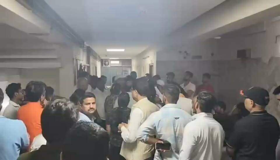 बिग ब्रेकिंग
देहरादून में कांग्रेस नेता राहुल गांधी के कार्यक्रम से पहले हुई बड़ी दुर्घटना
राहुल गांधी के कार्यक्रम स्थल पर कांग्रेसी नेता के ऊपर गिरा बड़ा लोहे का पिलर
कांग्रेसी नेता अमर सिंह मेहता हुए गंभीर घायल
गंभीर हालत में CMI अस्पताल किया गया भर्ती
डाक्टरों ने किया मृत घोषित
CMI हॉस्पिटल के न्यूरो सर्जन डाक्टर महेश कुड़ियाल ने की पुष्टी
#RahulGandhinews #dehradunnews #congressnews #UttarakhandNews #rahulgandi