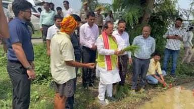 बिहार के कृषि मंत्री विजय सिन्हा धान रोपनी का जायजा लेने खेतों में पहुंचे। किसानों के बीच पहुंचकर उन्होंने खेती-बाड़ी की स्थिति का निरीक्षण किया।आपको मंत्री जी का यह अंदाज़ कैसा लगा? अपनी राय कमेंट में जरूर बताइए। 👇
#Bihar #VijaySinha #Agriculture #Gaya #PaddyPlantation #Farmers #BiharNews #BreakingNews #BhagalpurSuperfastNews