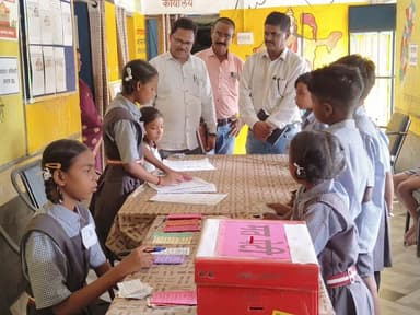 ⚖️ लोकतंत्र की पहली पाठशाला, विद्यालय से शुरुआत।
विकासखंड सूरजपुर के शासकीय प्राथमिक शाला चट्टीडांड में बाल कैबिनेट निर्वाचन लोकतांत्रिक प्रक्रिया के तहत सफलतापूर्वक संपन्न हुआ। विद्यालय के प्रधानमंत्री, पुस्तकालय मंत्री, स्वच्छता मंत्री सहित 7 छात्र-छात्राओं का निर्वाचन किया गया।
#BalCabinet #SchoolElection #Leadership #QualityEducation #StudentLeadership DemocracyInSchool
@chhattisgarhcmo @dpr.chhattisgarh @rena_jamil_ias