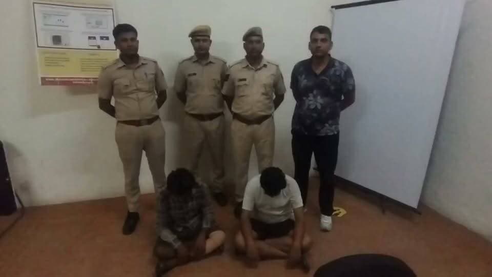 बारां पुलिस ने 18लाख 93 हजार की साइबर ठगी करने वाले मेकेनिकल इंजनियर समेत दो आरोपी किये गिरफ्तार,
ऑनलाइन एफडी तुड़वाकर ठगी करने के मामले में किया गिरफ्तार, 2024 में परिवादी ने बैंक में करवाई थी fd जमा,
राजन साकेत निवासी मेहर मध्यप्रदेश,श्रीकांत लखेर निवासी मेहला थाना मेहर को किया गया गिरफ्तार, साइबर पुलिस ने
गिरफ्तार आरोपियों के खाते से 4 लाख 58 हजार की राशि कराई होल्ड।।
#baranpolice #baransp #baran #police #cyberthagi #BreakingNews #Treandingnews #vairalpost