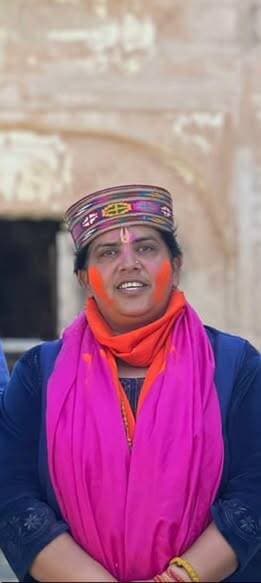 हमीरपुर की वंदना कुमारी बनीं टीएचडीसी इंडिया लिमिटेड की स्वतंत्र निदेशक
हमीरपुर, 16 जुलाई। जिला हमीरपुर के नादौन उपमंडल की ग्राम पंचायत बधेरा निवासी वंदना कुमारी को भारत सरकार के विद्युत मंत्रालय द्वारा टीएचडीसी इंडिया लिमिटेड (THDCIL) के निदेशक मंडल में गैर-सरकारी (स्वतंत्र) निदेशक (Independent Director) नियुक्त किया गया है।
भारत सरकार के विद्युत मंत्रालय द्वारा जारी अधिसूचना के अनुसार, भारत के राष्ट्रपति ने टीएचडीसी इंडिया लिमिटेड के अनुच्छेद-31 के तहत प्रदत्त शक्तियों का प्रयोग करते हुए वंदना कुमारी की नियुक्ति तीन वर्ष की अवधि के लिए अथवा अगले आदेश तक, जो भी पहले हो, प्रभावी करने की स्वीकृति प्रदान की है।
अधिसूचना में यह भी स्पष्ट किया गया है कि उनकी नियुक्ति राष्ट्रपति के प्रसादपर्यंत रहेगी तथा सेवा की शर्तें और नियम समय-समय पर भारत सरकार एवं टीएचडीसी इंडिया लिमिटेड के प्रावधानों के अनुरूप निर्धारित किए जाएंगे।
वंदना कुमारी की इस महत्वपूर्ण नियुक्ति से जिला हमीरपुर और विशेषकर नादौन क्षेत्र में खुशी की लहर है। स्थानीय लोगों और विभिन्न सामाजिक एवं राजनीतिक संगठनों ने उन्हें बधाई देते हुए विश्वास जताया है कि उनके अनुभव और नेतृत्व से टीएचडीसी इंडिया लिमिटेड को नई दिशा मिलेगी तथा हिमाचल प्रदेश का भी गौरव बढ़ेगा।
टीएचडीसी इंडिया लिमिटेड (THDCIL) देश की प्रमुख सार्वजनिक क्षेत्र की ऊर्जा कंपनी है, जो जलविद्युत एवं ऊर्जा परियोजनाओं के विकास और संचालन में महत्वपूर्ण भूमिका निभा रही है।