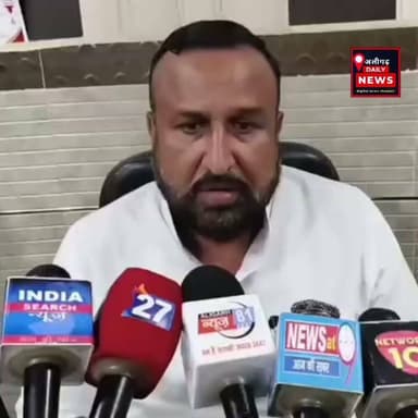 #अलीगढ़: "गोल टोपी-लंबी दाढ़ी वाले फर्जी अकाउंट बनाकर हमें लड़ा रहे हैं"— सांसद सतीश गौतम के बयान से सियासी बवाल। वीडियो वायरल होने के बाद जनप्रतिनिधियों की भाषा पर सवाल, वहीं समाजवादी पार्टी के महानगर अध्यक्ष ने तीखा पलटवार करते हुए बयान की कड़ी आलोचना की, जिससे राजनीतिक बहस और तेज हो गई।
#AligarhNews #SatishGautam #SamajwadiParty #PoliticalNews #ViralVideo