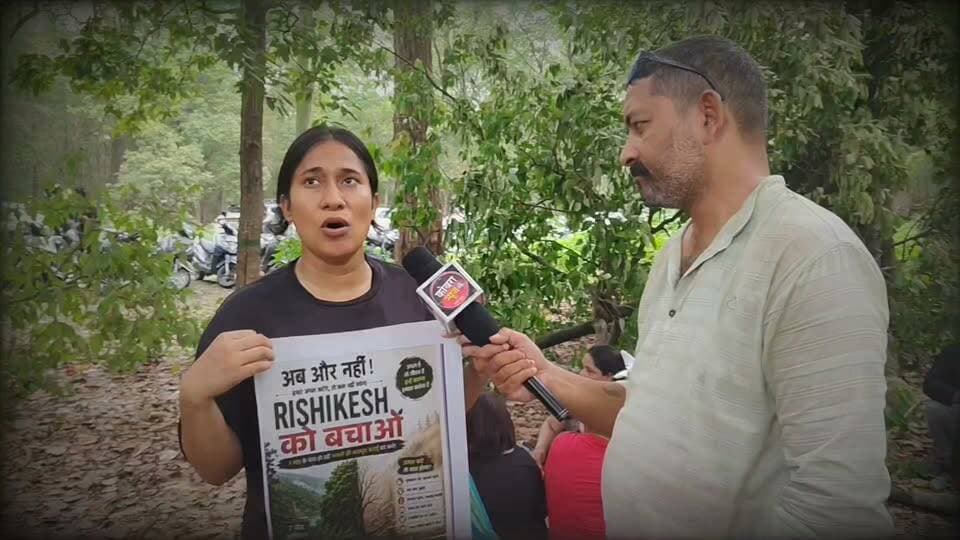 #ऋषिकेश :-7 मोड ,और 3200 पेड़। कटे पेड़ों पर उठे सवाल।
आंकड़े स्पष्ट करते है कि धरातल की गहराई के नजरिए से देखिए, करोड़ों की संख्या में विकास की चादर के नीचे दफन किए जा रहे पेड़।
अगर पारदर्शिता से देखा जाए या फिर गहराई से सोचा जाए कि क्या वाकई में सड़क का चौड़ीकरण होगा, या फिर इसके पीछे की सच्चाई कुछ और ही इशारा कर रही है।
बात करें 7 मोड स्थित काली माता मंदिर की, तो क्या उस मंदिर को भी हटाया जाएगा। फिलहाल इसके बारे में कोई स्पष्ट जानकारी उपलब्ध नहीं है।
पर अगर वाकई में काली माता मंदिर को विकास की भेट चढ़ा दिया जाएगा तो, 2013 की उस आपदा को जरूर याद रखना।
#ishthoptaundehradun #highlightseveryone #followerseveryone #देहरादून #uttarakhandnewsupdate #यूकेडी #प्रशासन #वनमंत्री #आपदा #काली_माता_मंदिर #environment #विकास_या_विनाश