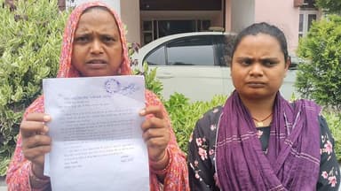 चोरी की शिकायत को 'पारिवारिक विवाद' बताने का आरोप, न्याय की गुहार लेकर एसपी कार्यालय पहुंची विधवा
डिंडौरी HALCHAL24NEWS
डिंडौरी जिले के गाड़ासरई थाना क्षेत्र से पुलिस की कार्यप्रणाली पर सवाल खड़े करने वाला मामला सामने आया है। ग्राम खरगहना निवासी एक विधवा महिला ने आरोप लगाया है कि उसके सूने घर में हुई लाखों रुपये की चोरी की शिकायत को पुलिस ने एफआईआर में पारिवारिक एवं जमीन विवाद का स्वरूप दे दिया। पीड़िता अब न्याय की मांग को लेकर पुलिस अधीक्षक कार्यालय पहुंची है।
पीड़िता रीता आर्मो के अनुसार, 1 जुलाई 2026 को वह घर में ताला लगाकर बाहर गई थीं। लौटने पर घर का ताला टूटा मिला और अंदर रखा सामान बिखरा पड़ा था। उनका दावा है कि घर से सोने-चांदी के आभूषण सहित अन्य कीमती सामान चोरी हो गया, जिसकी अनुमानित कीमत 4 से 5 लाख रुपये है।
महिला ने अपने शिकायत पत्र में कुछ परिचित लोगों पर संदेह जताते हुए चोरी गए सामान की बरामदगी और दोषियों के खिलाफ वैधानिक कार्रवाई की मांग की है। उनका आरोप है कि गाड़ासरई थाना पुलिस ने उनकी लिखित शिकायत के अनुरूप चोरी का मामला दर्ज करने के बजाय एफआईआर में इसे पारिवारिक और जमीन संबंधी विवाद से जोड़ दिया, जिससे मामले की निष्पक्ष जांच प्रभावित हो रही है।
पीड़िता का कहना है कि न्याय की उम्मीद में वह पुलिस अधीक्षक कार्यालय पहुंची, लेकिन फिलहाल उसे केवल आश्वासन ही मिला है। उसने पूरे मामले की निष्पक्ष जांच कर सही तथ्यों के आधार पर कार्रवाई की मांग की है।
वहीं, इस मामले में संबंधित पुलिस अधिकारियों का पक्ष जानने का प्रयास किया गया, लेकिन समाचार लिखे जाने तक कोई आधिकारिक प्रतिक्रिया प्राप्त नहीं हो सकी।
रिपोर्ट: दीपक कुमार नामदेव
HALCHAL24NEWS | डिंडौरी
#Dindori #MPPolice #Gadasarai #BreakingNews #CrimeNews #JusticeForVictim #PoliceInvestigation #MadhyaPradesh #HALCHAL24NEWS #HindiNews #ViralNews #GroundReport #LatestNews