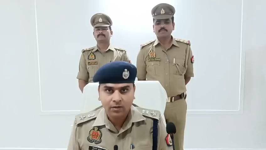🚨बलरामपुर से बड़ी खबर 🚨
सरकारी नौकरी का झांसा देकर 8.81 लाख की ठगी, आरोपी गिरफ्तार।
फर्जी नियुक्ति पत्र दिखाकर युवती से ऐंठी रकम, एक साल तक देता रहा जॉइनिंग का झांसा।
👉 पूरी खबर पढ़ें और अपनी राय जरूर दें।
बलरामपुर। सरकारी नौकरी दिलाने के नाम पर एक युवती से लाखों रुपये की ठगी करने के आरोप में कोतवाली नगर पुलिस ने आरोपी को गिरफ्तार कर न्यायालय भेज दिया। आरोपी ने राजस्व विभाग में अमीन के पद पर नौकरी दिलाने का झांसा देकर फर्जी नियुक्ति पत्र तैयार किया और करीब 8.81 लाख रुपये ऐंठ लिए।
पुलिस के अनुसार, गोविंदबाग निवासी शालिनी वर्मा ने 10 जुलाई को कोतवाली नगर में तहरीर देकर आरोप लगाया था कि रेहरा बाजार थाना क्षेत्र के बनकटवा सराय खास निवासी मनोज कुमार चौहान ने सरकारी नौकरी दिलाने का भरोसा देकर अलग-अलग तिथियों में 8.81 लाख रुपये ले लिए। इतना ही नहीं, विश्वास दिलाने के लिए फर्जी नियुक्ति पत्र भी सौंप दिया। जब पीड़िता ने नौकरी और रुपये के बारे में पूछा तो आरोपी ने गाली-गलौज करते हुए जान से मारने की धमकी दी।
तहरीर के आधार पर कोतवाली नगर पुलिस ने संबंधित धाराओं में मुकदमा दर्ज कर जांच शुरू की। पुलिस अधीक्षक विकास कुमार के निर्देश पर अपर पुलिस अधीक्षक विशाल पाण्डेय एवं क्षेत्राधिकारी नगर अभिषेक सिंह के पर्यवेक्षण में प्रभारी निरीक्षक संतोष कुमार मिश्र के नेतृत्व में पुलिस टीम ने गुरुवार को गोविंदबाग स्थित सब्जी मंडी क्षेत्र से आरोपी मनोज कुमार चौहान को गिरफ्तार कर लिया।
पूछताछ में आरोपी ने स्वीकार किया कि वह पहले स्टाम्प एवं रजिस्ट्री कार्यालय में ऑपरेटर के रूप में कार्य करता था और पीड़िता के घर किराये पर रहता था। इसी दौरान उसे युवती की नौकरी की इच्छा और आर्थिक स्थिति की जानकारी हुई। उसने स्वयं को पहले तहसील तुलसीपुर में कनिष्ठ सहायक तथा बाद में जिलाधिकारी कार्यालय में राजस्व विभाग का लेखाकार बताकर विश्वास जीता। इसके बाद फर्जी नियुक्ति पत्र तैयार कर लगभग आठ लाख रुपये अलग-अलग माध्यमों से ले लिए। करीब एक वर्ष तक वह जॉइनिंग लेटर आने का झांसा देता रहा और बाद में रुपये भी वापस नहीं कर सका।
गिरफ्तारी करने वाली टीम में उपनिरीक्षक रमन कुमार वर्मा, हेड कांस्टेबल गोविंद यादव, कांस्टेबल हीरालाल यादव, कांस्टेबल अभिनयेश त्रिपाठी तथा महिला कांस्टेबल आकांक्षा गौतम शामिल रहीं।
#Balrampur #BreakingNews #Fraud #JobFraud #GovernmentJob #PoliceAction #BalrampurPolice #CrimeNews #UttarPradesh #UPNews #HindiNews #DailyNews #FakeAppointmentLetter #Scam #UPNewsBalrampur #AhmedRaza #बलरामपुर #सरकारी_नौकरी #ठगी #पुलिस #ब्रेकिंग_न्यूज़ #उत्तरप्रदेश #अहमद_रजा