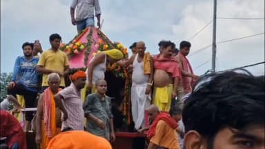 🚩 बौंसी में उमड़ा आस्था का सैलाब... "जय मधुसूदन" के जयघोष से गूंज उठा पूरा नगर! 🙏✨
ऐतिहासिक मधुसूदन मंदिर से भगवान मधुसूदन की भव्य रथयात्रा पूरे धार्मिक उल्लास और श्रद्धा के साथ निकाली गई। जैसे ही भगवान मधुसूदन चांदी के भव्य छत्र के नीचे सजे-धजे रथ पर विराजमान हुए, पूरा वातावरण "जय मधुसूदन", "राधे-राधे" और "जय मंदार" के जयघोष से गूंज उठा।
ढोल-नगाड़ों, भजन-कीर्तन और श्रद्धालुओं के उत्साह ने बौंसी नगर को भक्तिमय बना दिया। बांका के साथ-साथ झारखंड और पश्चिम बंगाल से पहुंचे हजारों श्रद्धालुओं ने रथ के दर्शन किए और रथ खींचकर स्वयं को धन्य माना।
📿 आस्था, भक्ति और परंपरा का यह अद्भुत संगम देखने लायक रहा। क्या आप भी इस ऐतिहासिक रथयात्रा में शामिल हुए थे? अपनी तस्वीरें और अनुभव कमेंट में जरूर साझा करें।
#बौंसी #मधुसूदन_रथयात्रा #जय_मधुसूदन #Mandar #Banka #Bihar #धार्मिक_आस्था #रथयात्रा #NewsBanka20