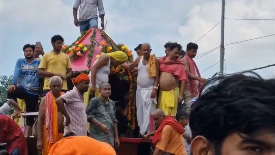 🚩 बौंसी में उमड़ा आस्था का सैलाब... "जय मधुसूदन" के जयघोष से गूंज उठा पूरा नगर! 🙏✨
ऐतिहासिक मधुसूदन मंदिर से भगवान मधुसूदन की भव्य रथयात्रा पूरे धार्मिक उल्लास और श्रद्धा के साथ निकाली गई। जैसे ही भगवान मधुसूदन चांदी के भव्य छत्र के नीचे सजे-धजे रथ पर विराजमान हुए, पूरा वातावरण "जय मधुसूदन", "राधे-राधे" और "जय मंदार" के जयघोष से गूंज उठा।
ढोल-नगाड़ों, भजन-कीर्तन और श्रद्धालुओं के उत्साह ने बौंसी नगर को भक्तिमय बना दिया। बांका के साथ-साथ झारखंड और पश्चिम बंगाल से पहुंचे हजारों श्रद्धालुओं ने रथ के दर्शन किए और रथ खींचकर स्वयं को धन्य माना।
📿 आस्था, भक्ति और परंपरा का यह अद्भुत संगम देखने लायक रहा। क्या आप भी इस ऐतिहासिक रथयात्रा में शामिल हुए थे? अपनी तस्वीरें और अनुभव कमेंट में जरूर साझा करें।
#बौंसी #मधुसूदन_रथयात्रा #जय_मधुसूदन #Mandar #Banka #Bihar #धार्मिक_आस्था #रथयात्रा #NewsBanka20