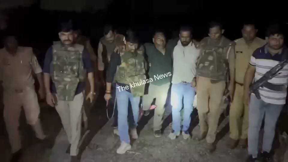 आज दिनांक 16.07.2026 को थाना बबीना पुलिस द्वारा चोरी के अभियोग में वांछित 02 अभियुक्तों को पुलिस मुठभेड़ के दौरान गिरफ्तार किया गया। अभियुक्तों के कब्जे से चोरी के सोने-चाँदी के आभूषण, ₹3,350/- नकद, 01 अवैध तमंचा 315 बोर, 02 खोखा कारतूस एवं 01 जिन्दा कारतूस बरामद किए गए। पुलिस मुठभेड़ के दौरान एक अभियुक्त के पैर में गोली लगने से वह घायल हो गया, जिसे तत्काल उपचार हेतु अस्पताल भेजा गया है। घटना के संबंध में थाना बबीना पर सुसंगत धाराओं में अभियोग पंजीकृत कर आगे की कार्यवाही की गई,,इस घटना को लेकर सीओ सदर प्रिया सिंह का क्या कहना है,सुनिए,,,,,,,
#मुठभेड़
#JhansiPolice